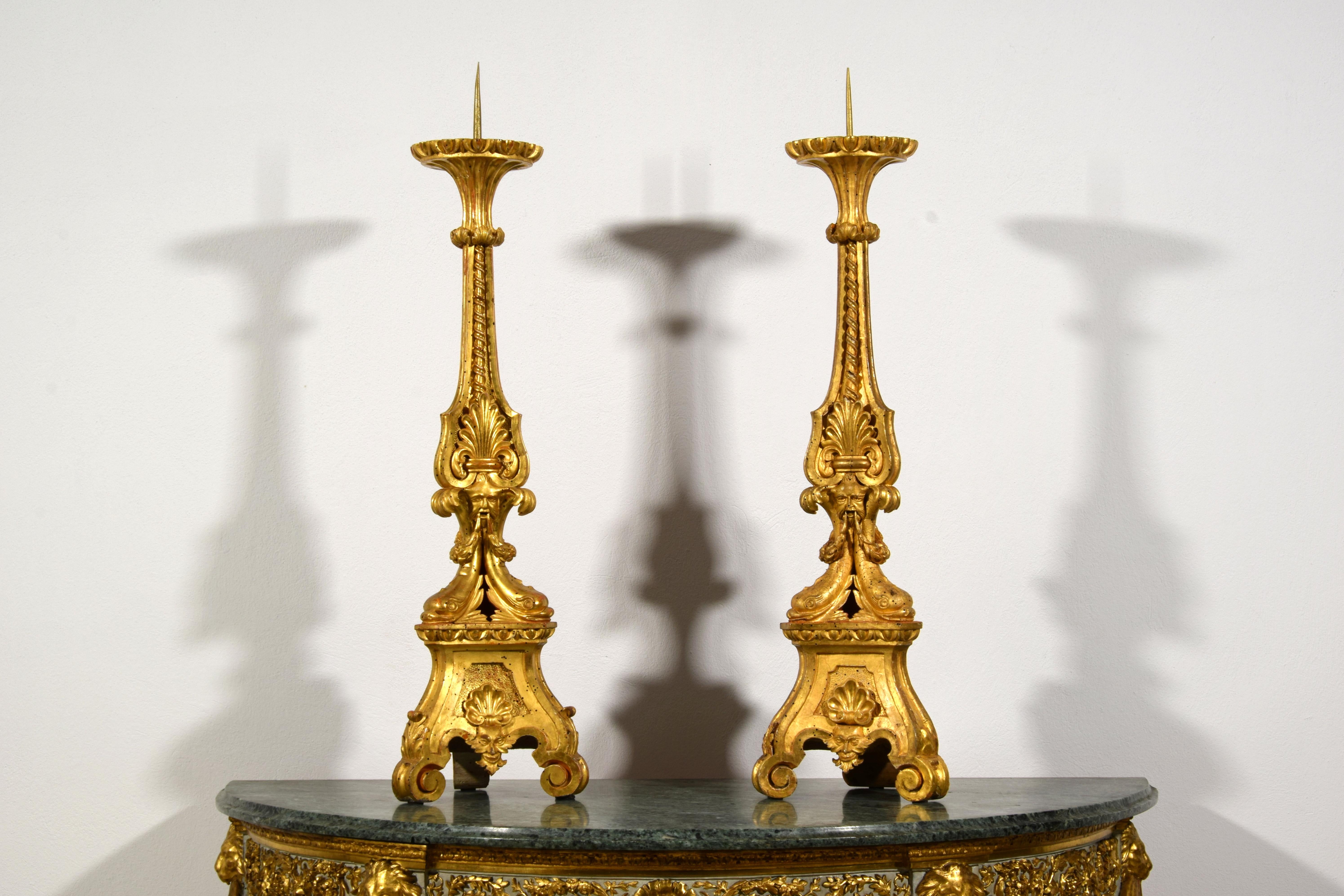 Doré XVIIIe siècle, Paire de chandeliers néoclassiques italiens en bois sculpté et doré en vente