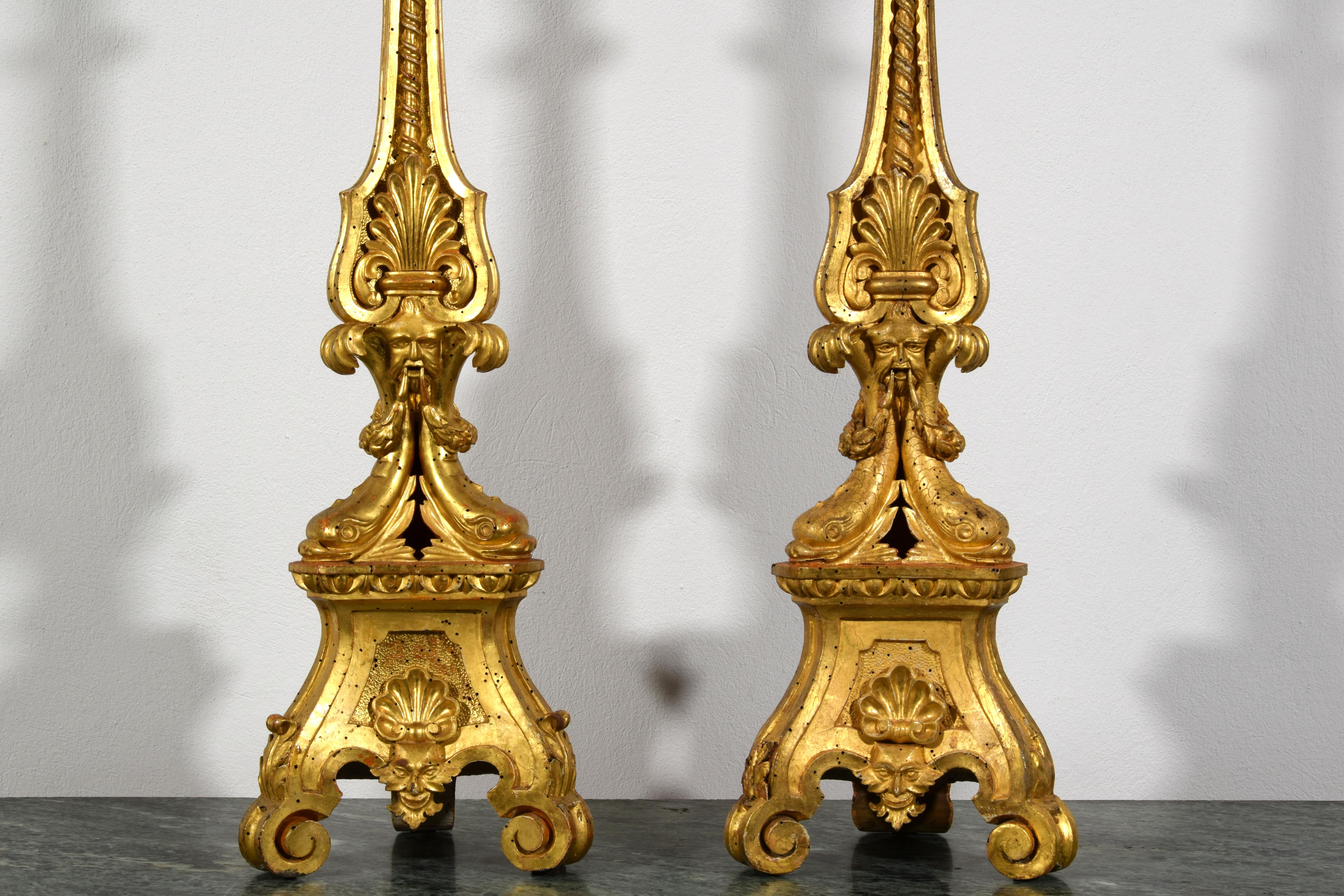 Bois XVIIIe siècle, Paire de chandeliers néoclassiques italiens en bois sculpté et doré en vente