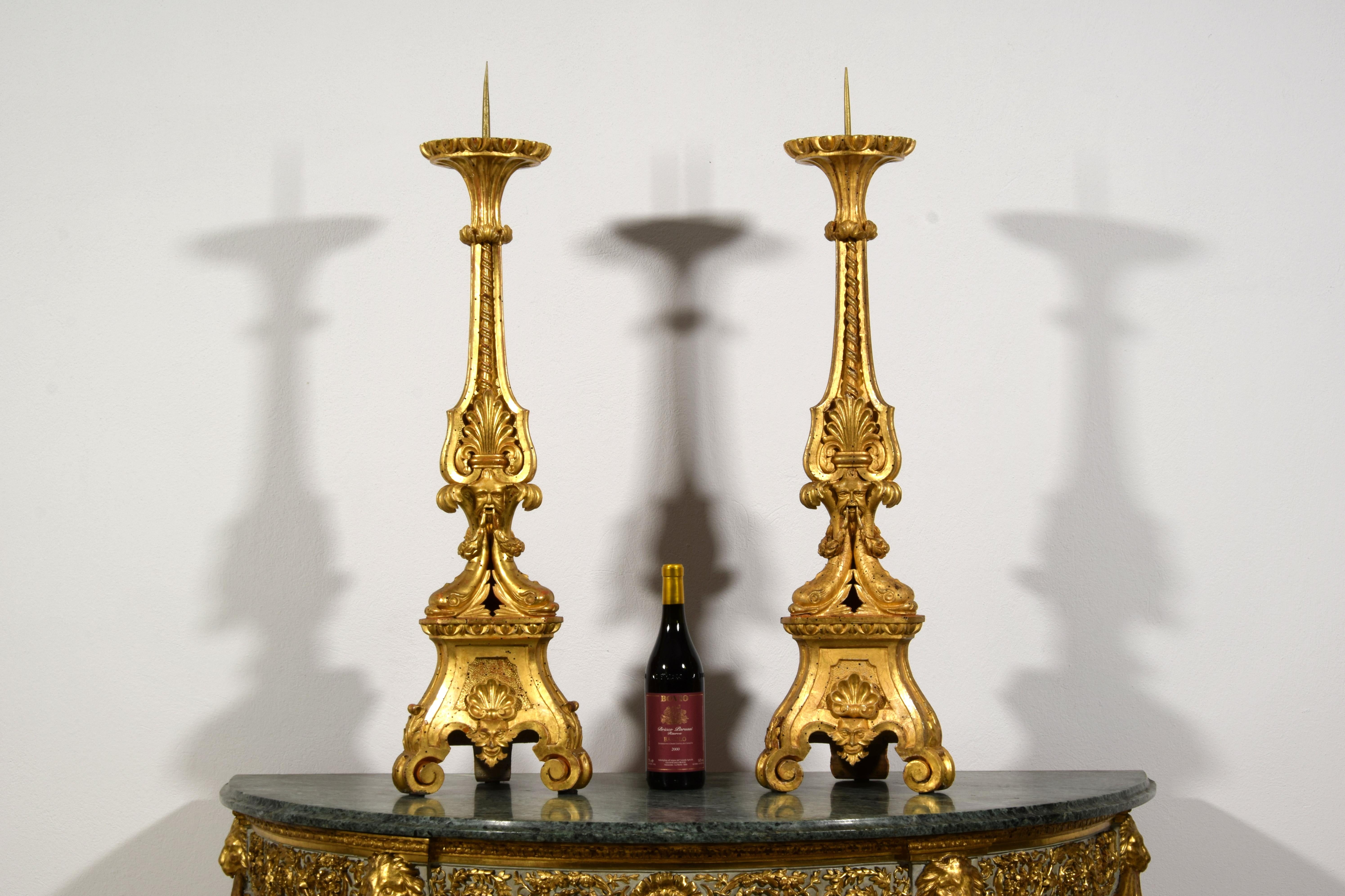 XVIIIe siècle, Paire de chandeliers néoclassiques italiens en bois sculpté et doré en vente 1