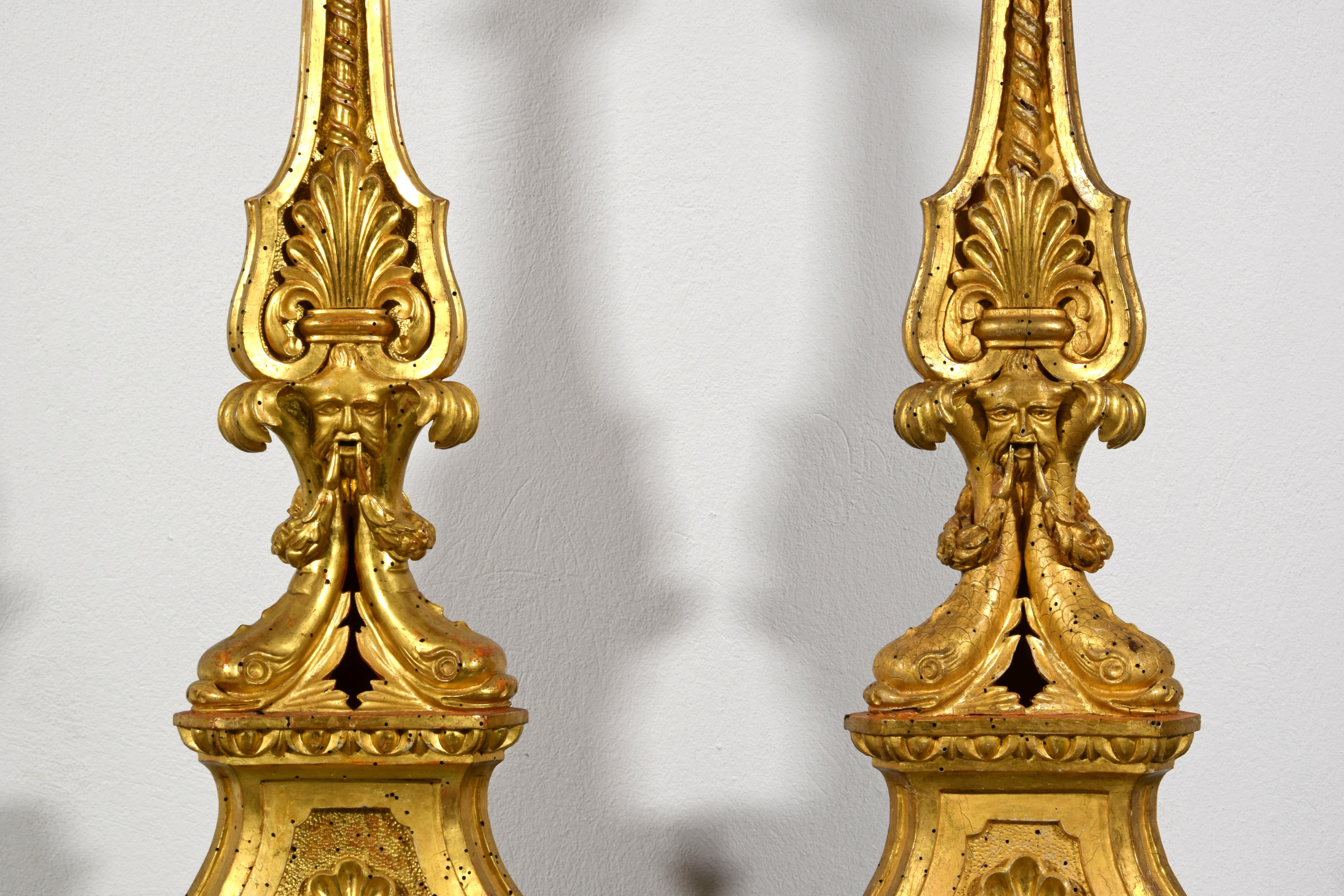 XVIIIe siècle, Paire de chandeliers néoclassiques italiens en bois sculpté et doré en vente 2
