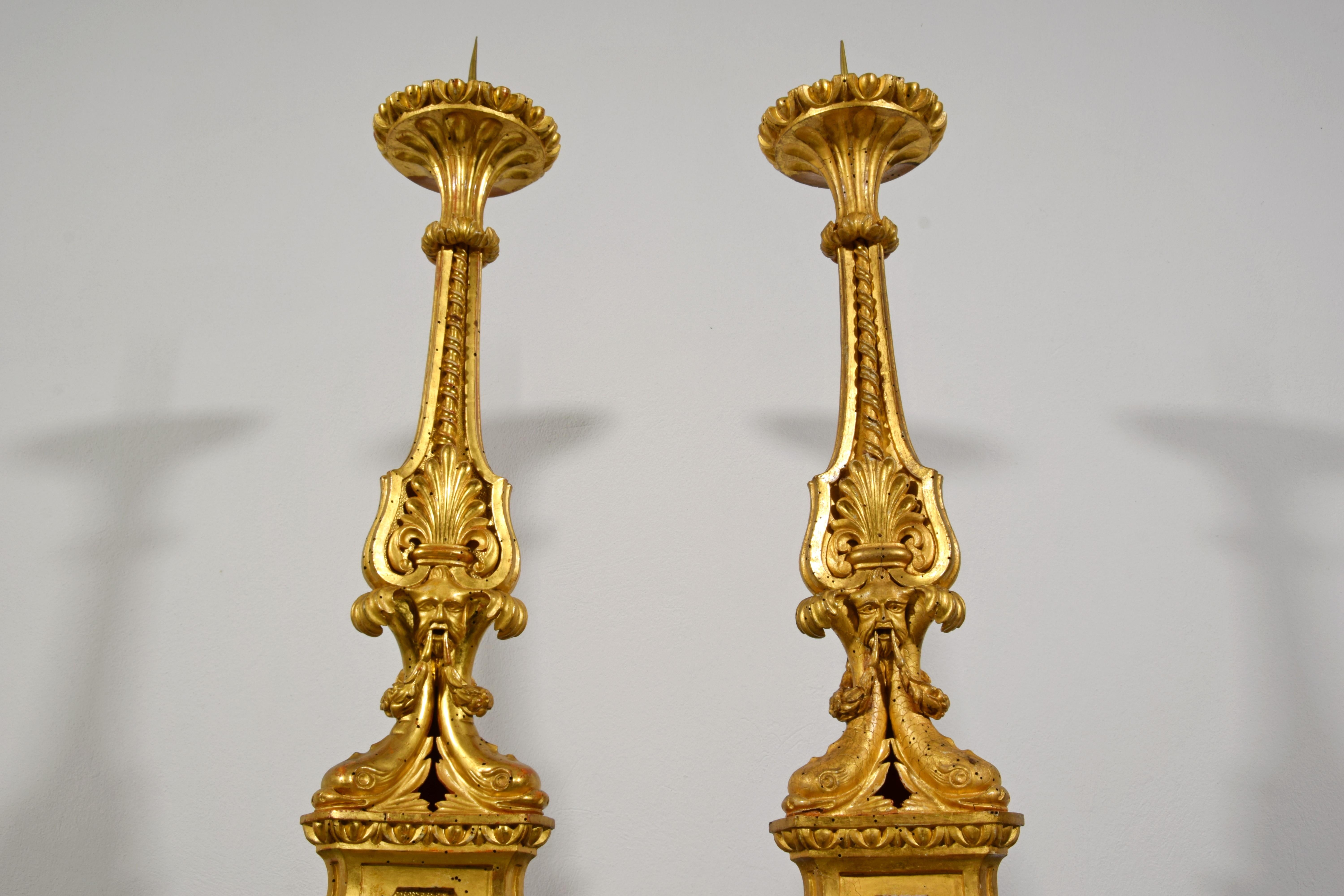 XVIIIe siècle, Paire de chandeliers néoclassiques italiens en bois sculpté et doré en vente 3