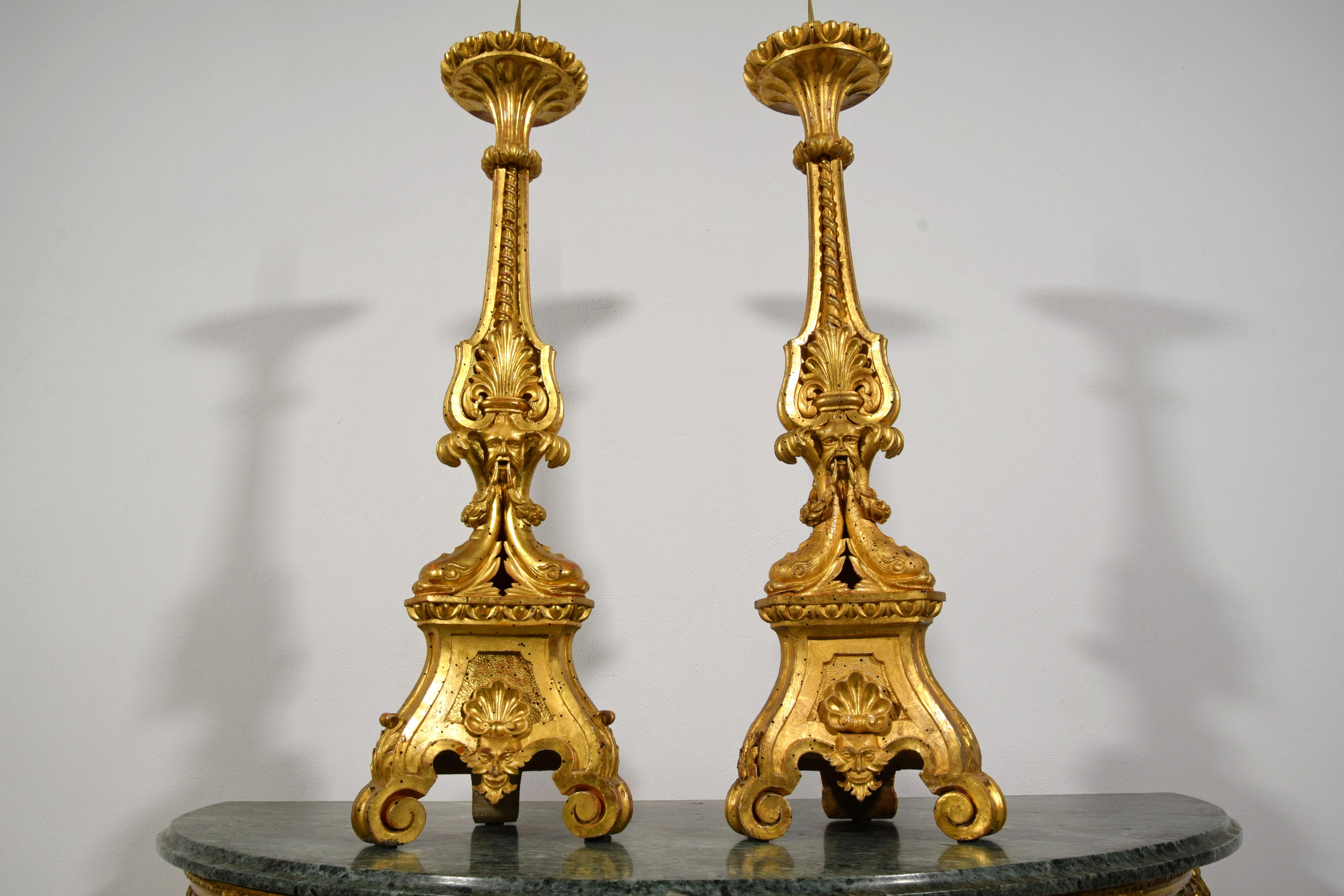 XVIIIe siècle, Paire de chandeliers néoclassiques italiens en bois sculpté et doré en vente 4