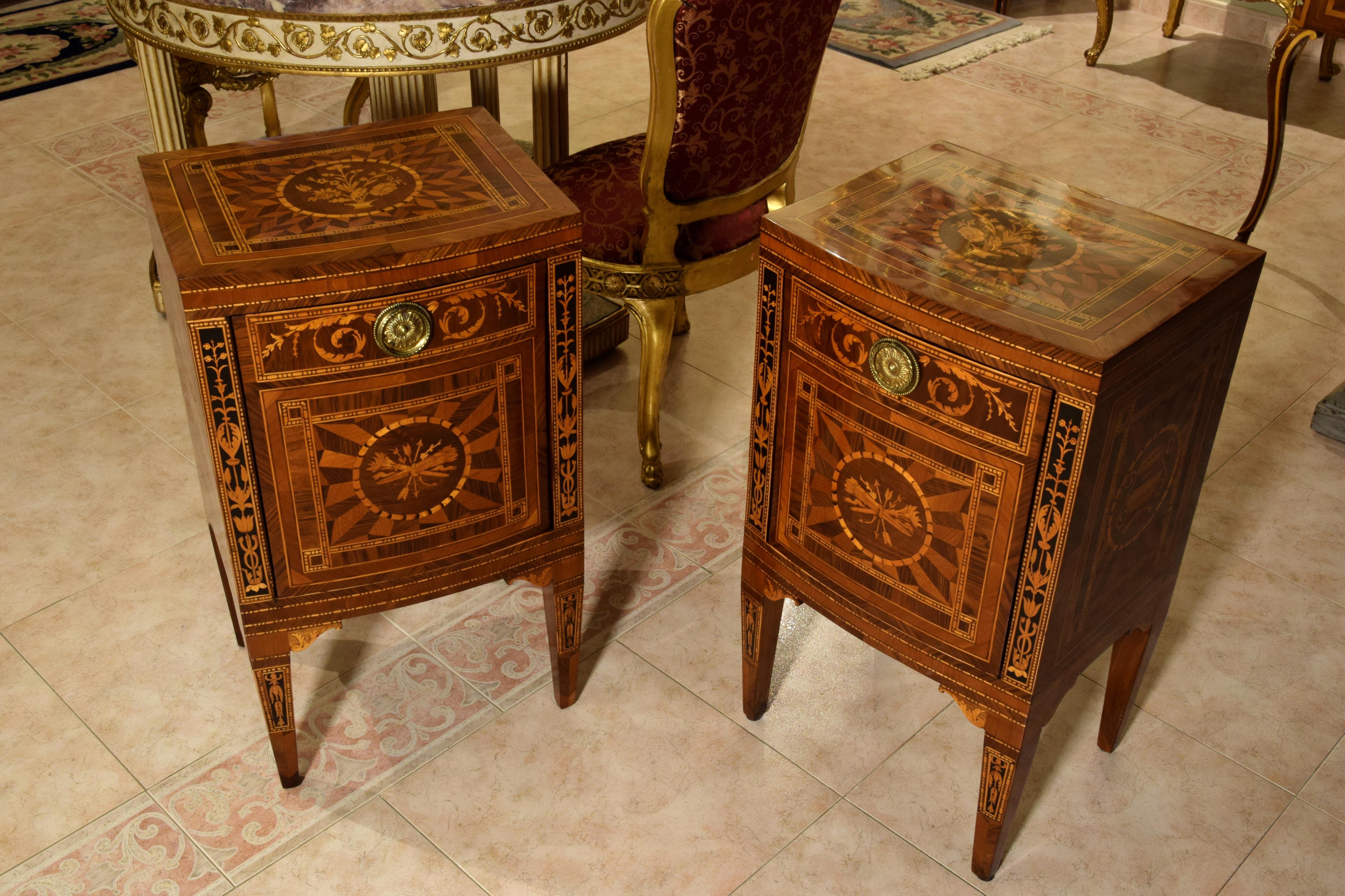 18th century, pair of neoclassical Italian inlaid wood bedside tables

This elegant pair of bedside tables, made in Italy in the late 18th century in the neoclassical era, has a wooden structure paved with walnut wood finely inlaid with the use of
