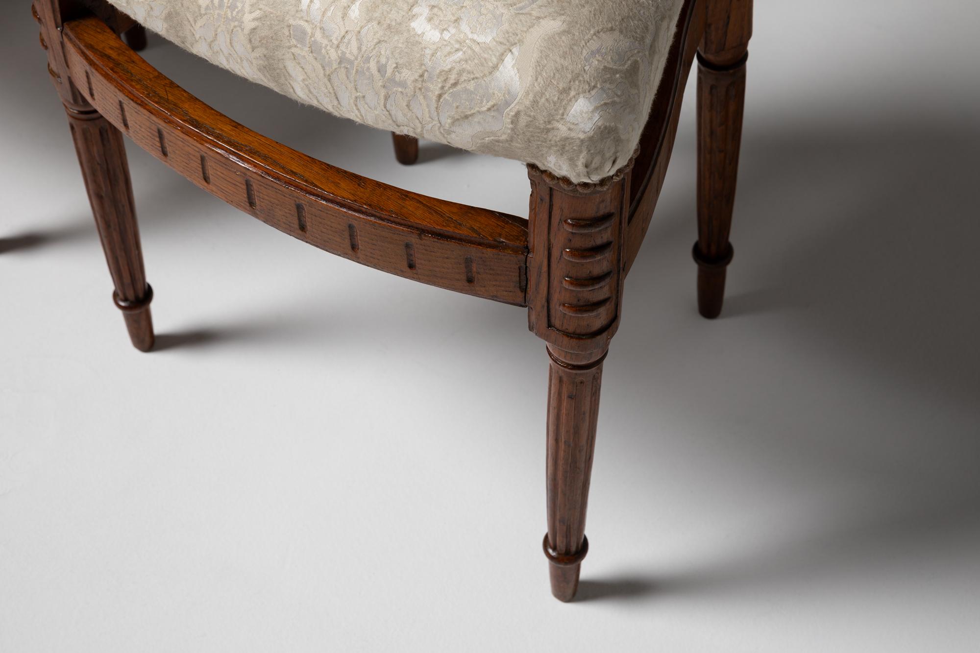Sculpté à la main Paire de chaises d'Europe du Nord du XVIIIe siècle en vente