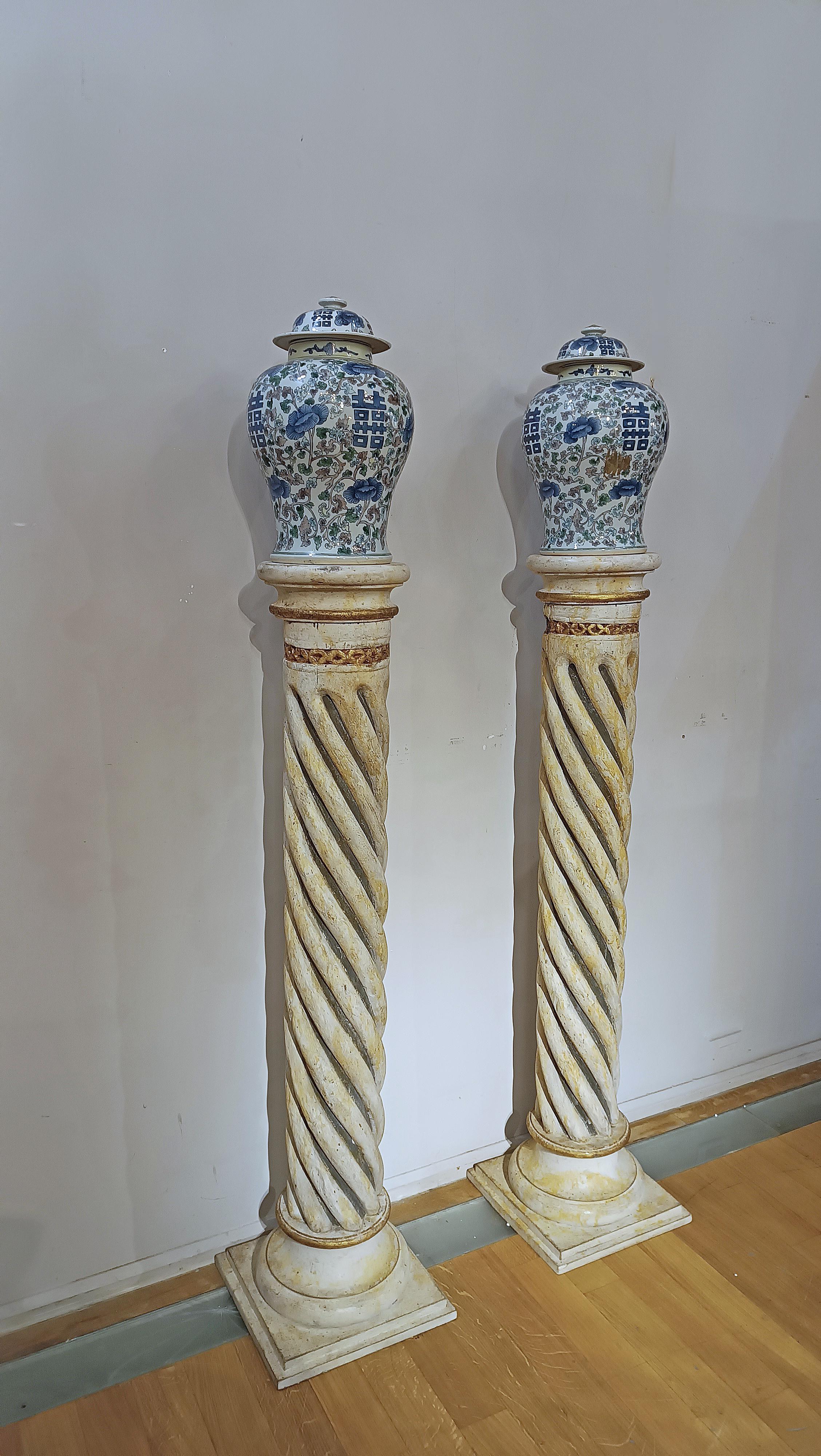 paire de colonnes torsadées en bois peint du 18e siècle en vente 3
