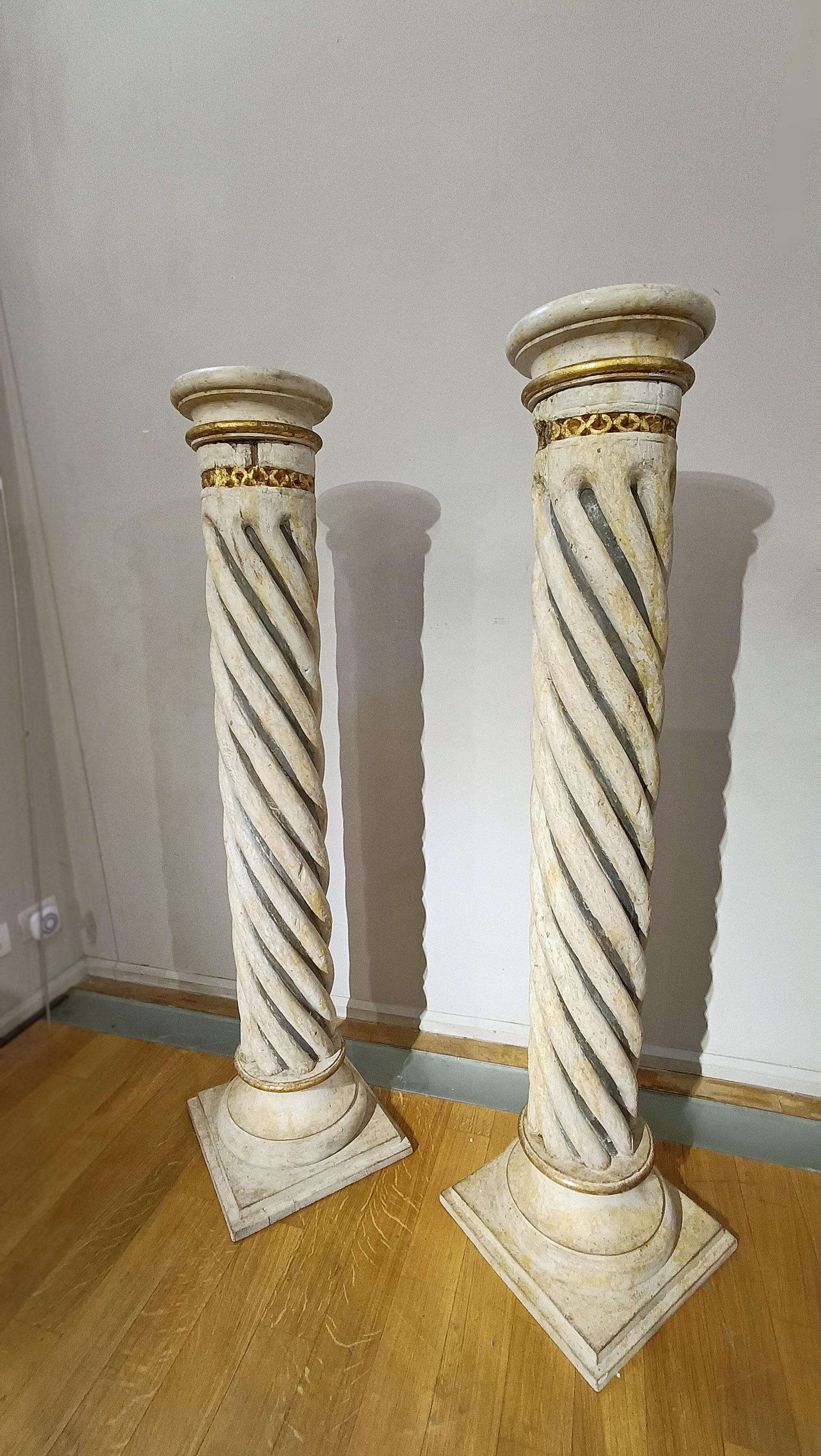 Italian paire de colonnes torsadées en bois peint du 18e siècle en vente