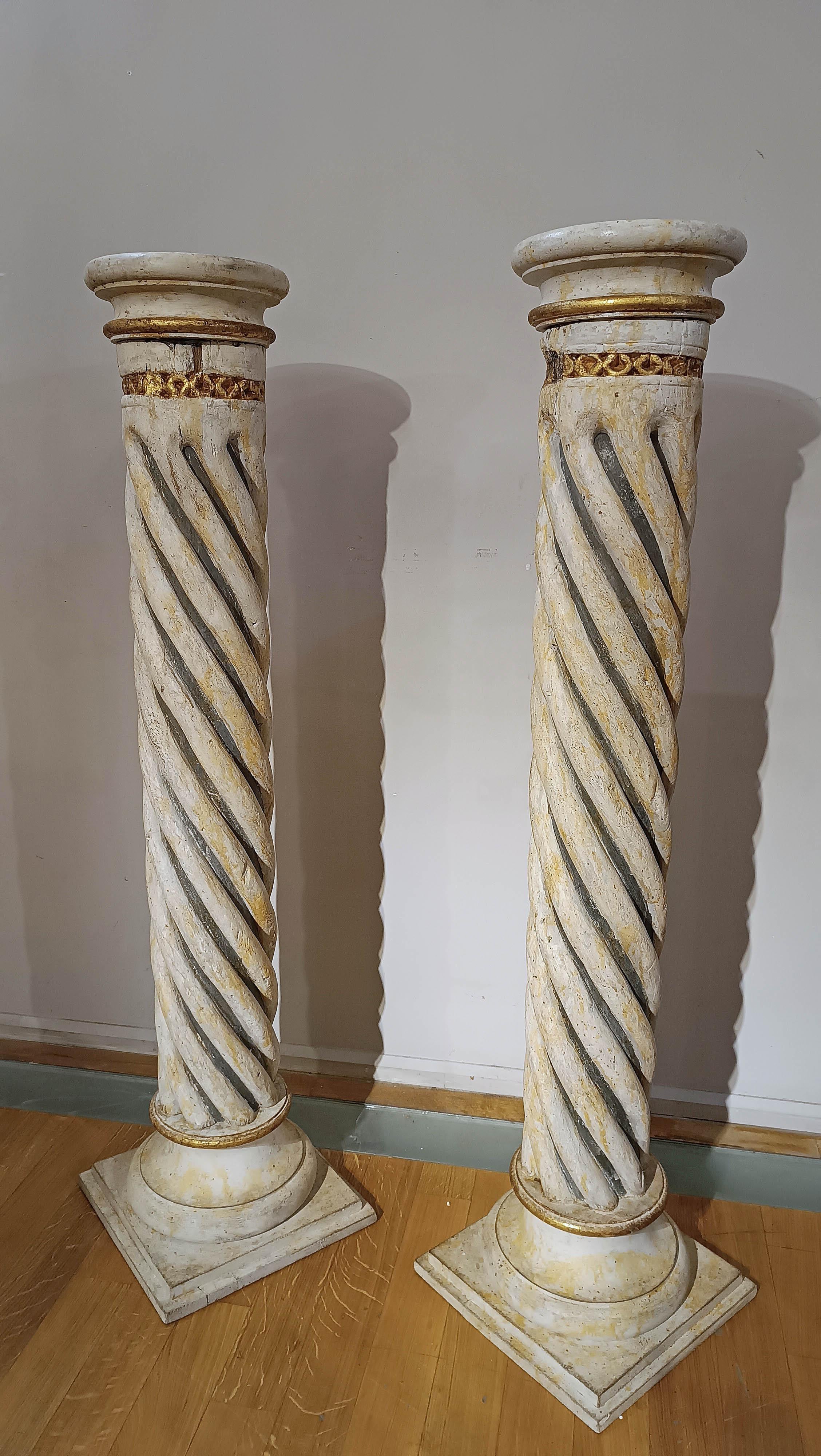 18th CENTURY PAIR OF PAINTED WOOD TWISTED COLUMNS In Good Condition For Sale In Firenze, FI