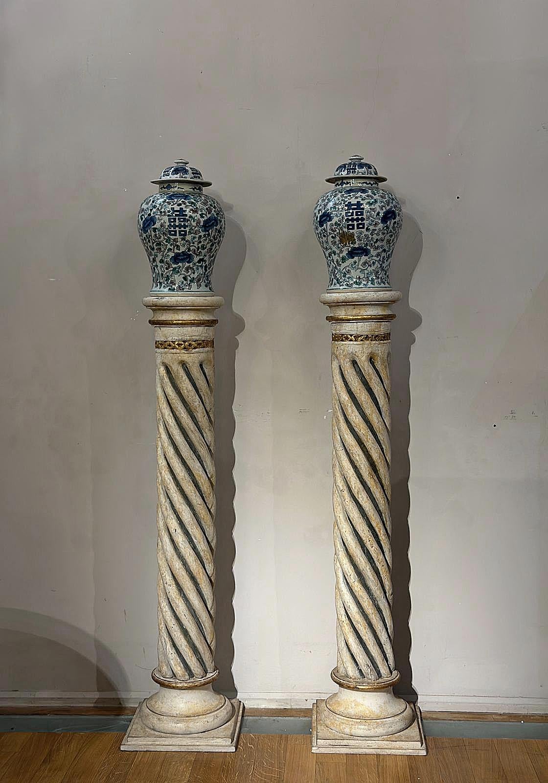 paire de colonnes torsadées en bois peint du 18e siècle en vente 2