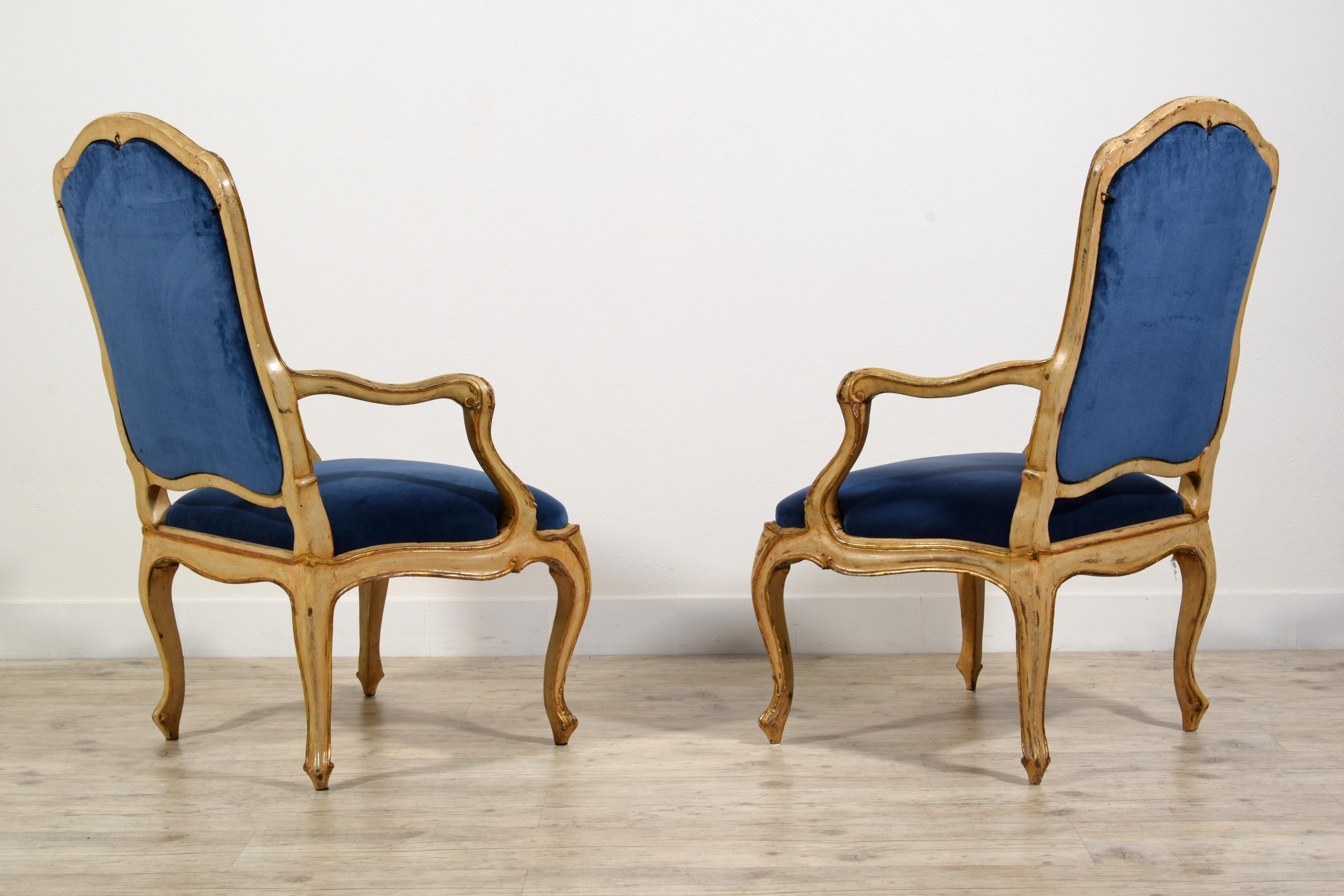 Paire de fauteuils rococo italiens laqués et en bois doré du 18ème siècle en vente 4