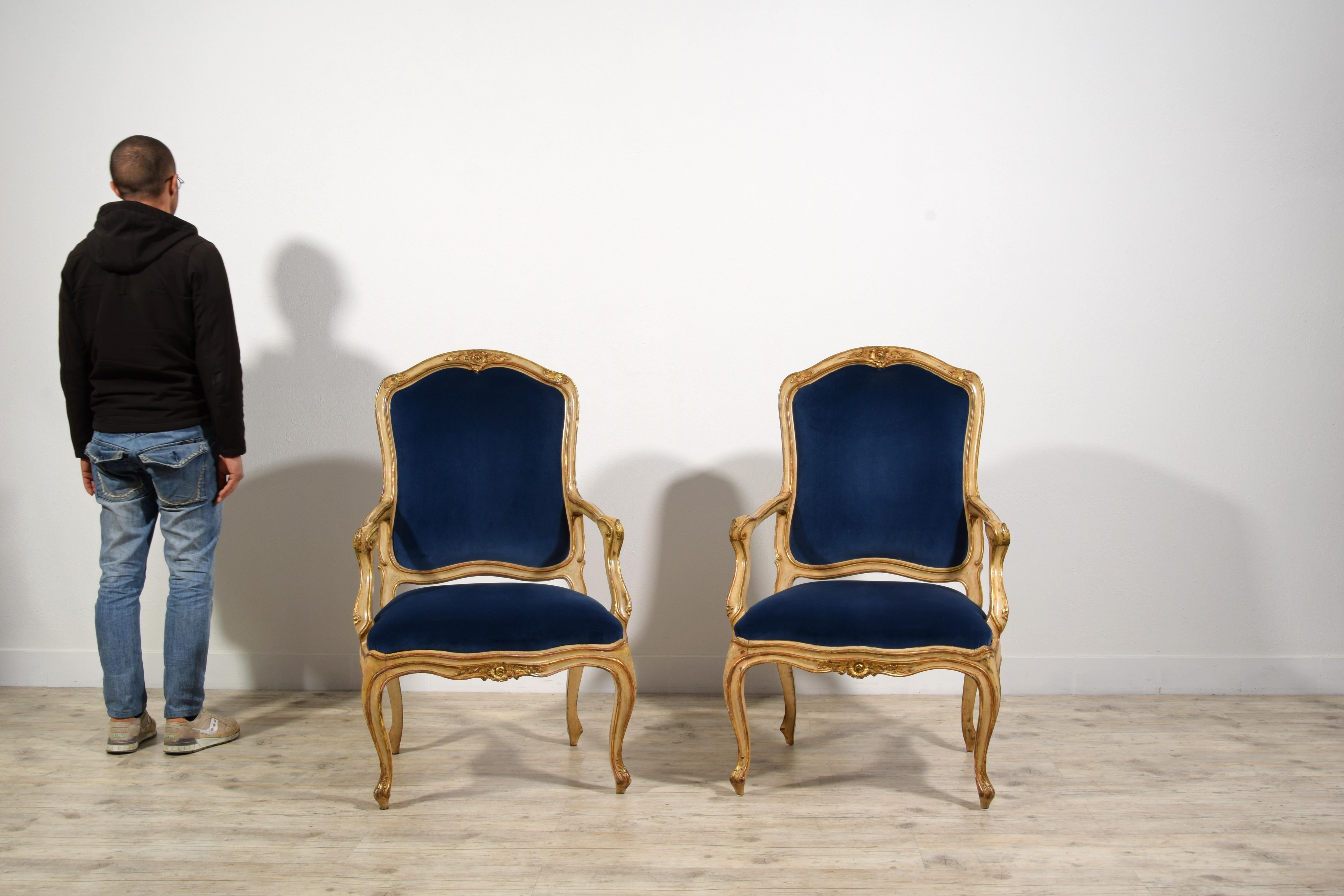 Paire de fauteuils rococo italiens laqués et en bois doré du 18ème siècle en vente 5