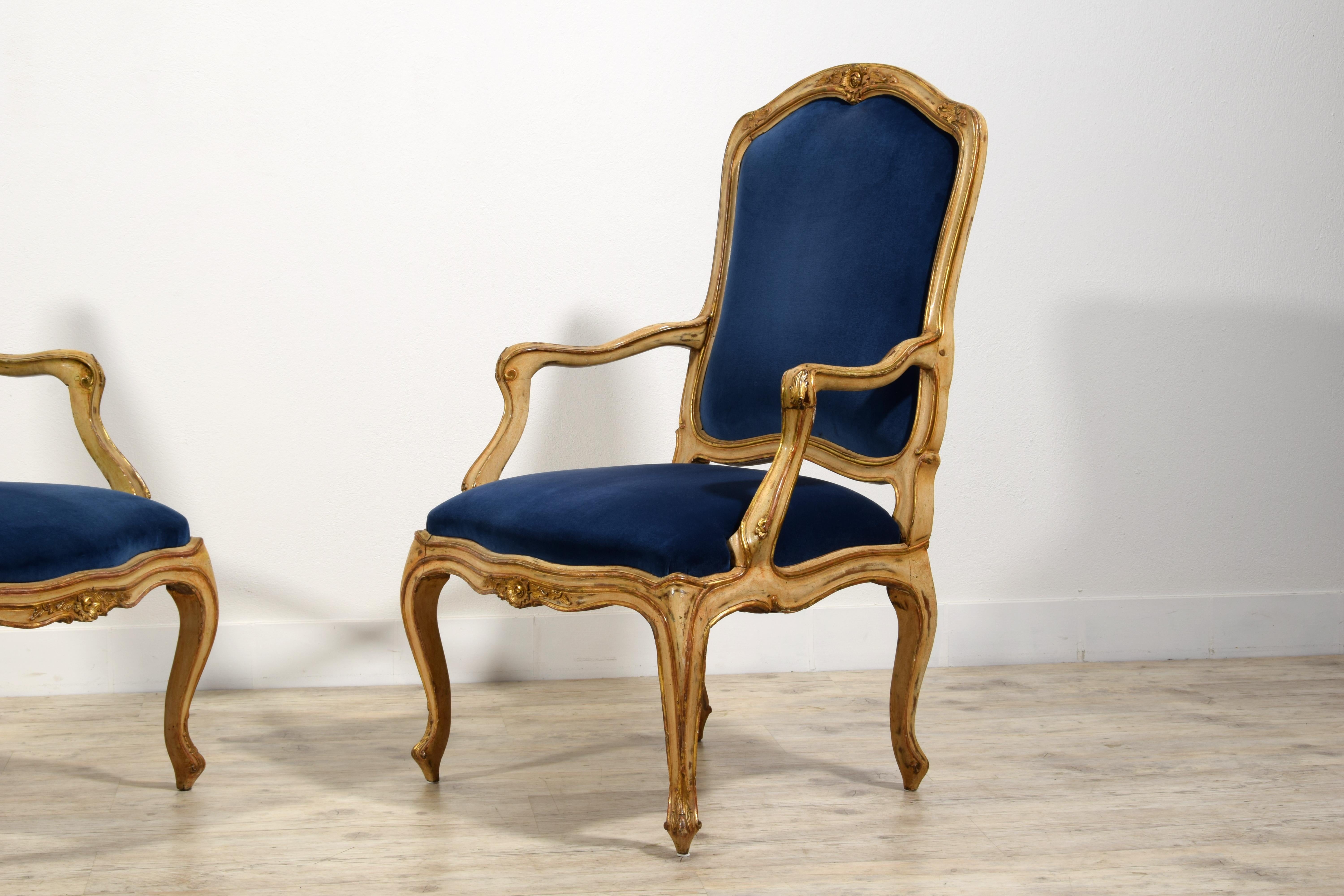 Paire de fauteuils rococo italiens laqués et en bois doré du 18ème siècle en vente 8