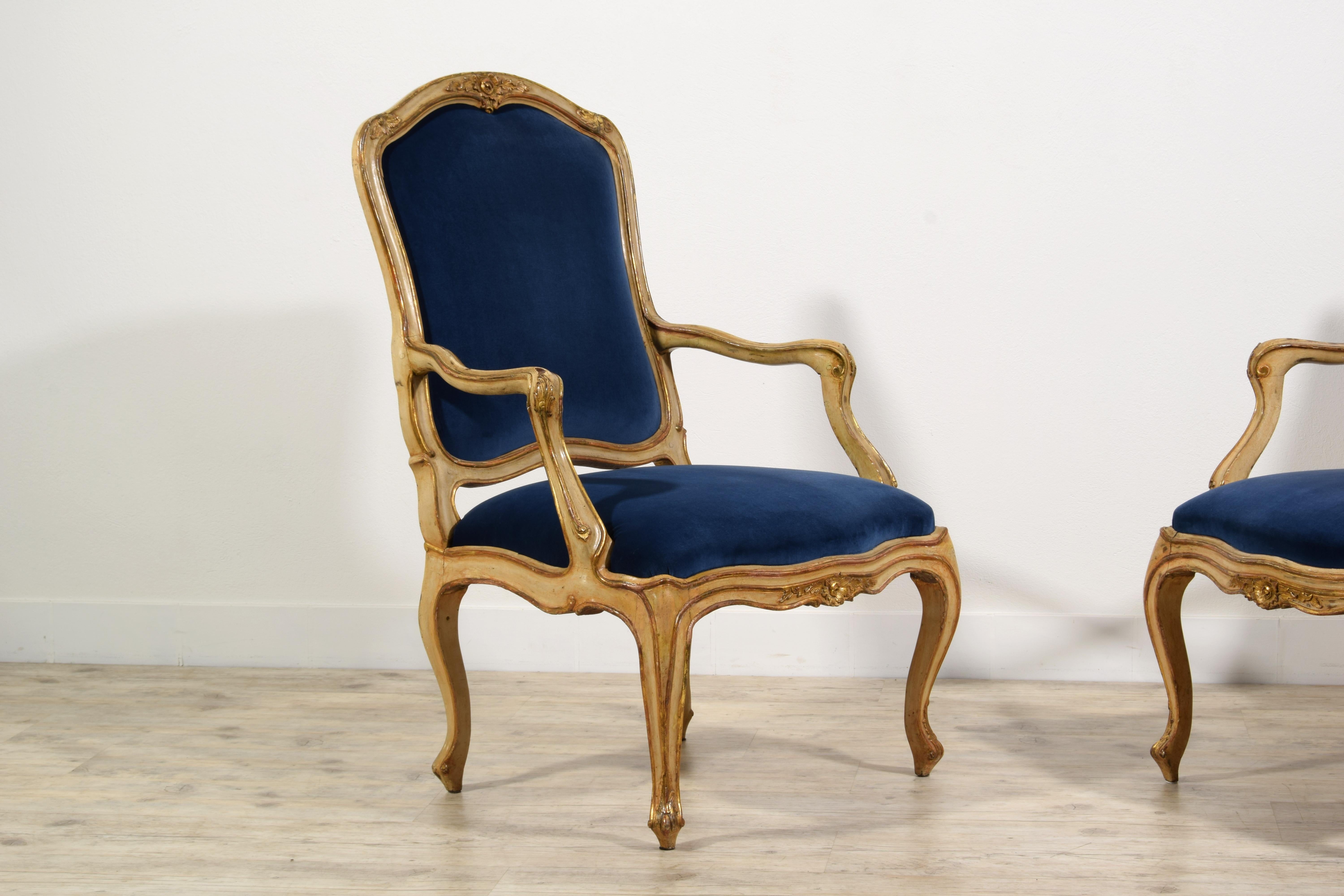 Paire de fauteuils rococo italiens laqués et en bois doré du 18ème siècle en vente 9