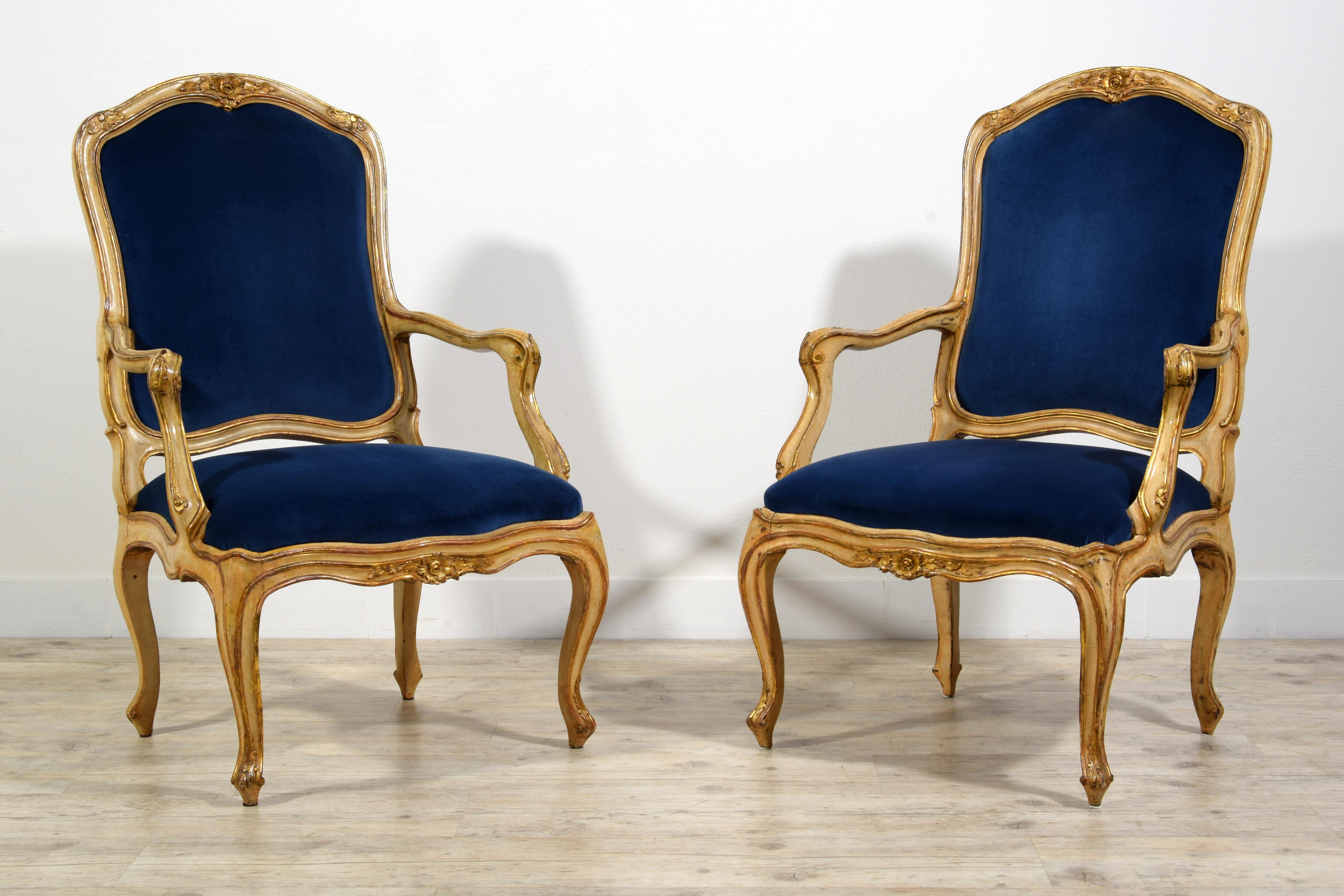 Paire de fauteuils rococo italiens laqués et en bois doré du 18ème siècle en vente 10