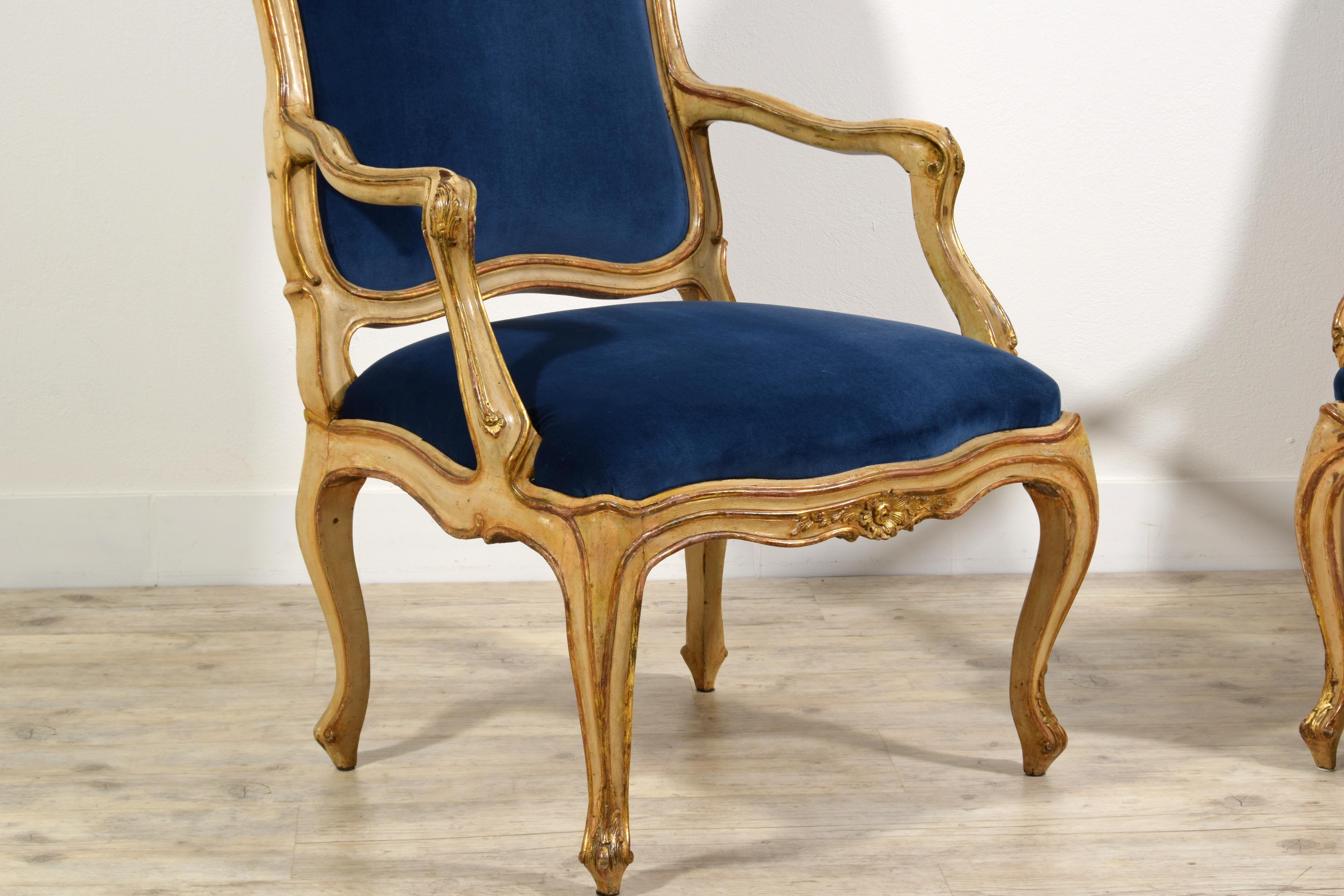 Paire de fauteuils rococo italiens laqués et en bois doré du 18ème siècle en vente 11