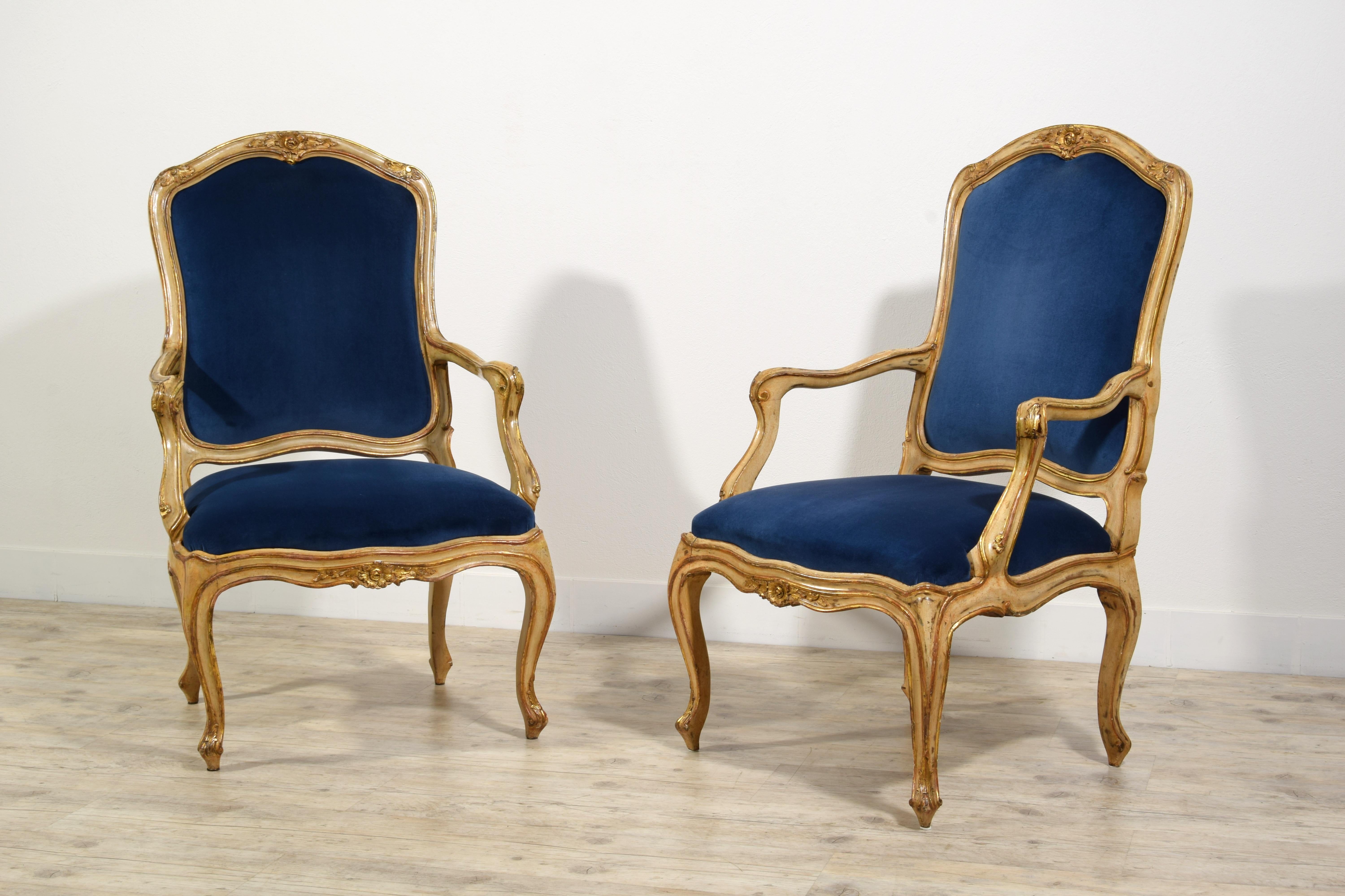 Paire de fauteuils rococo italiens laqués et en bois doré du 18ème siècle en vente 13