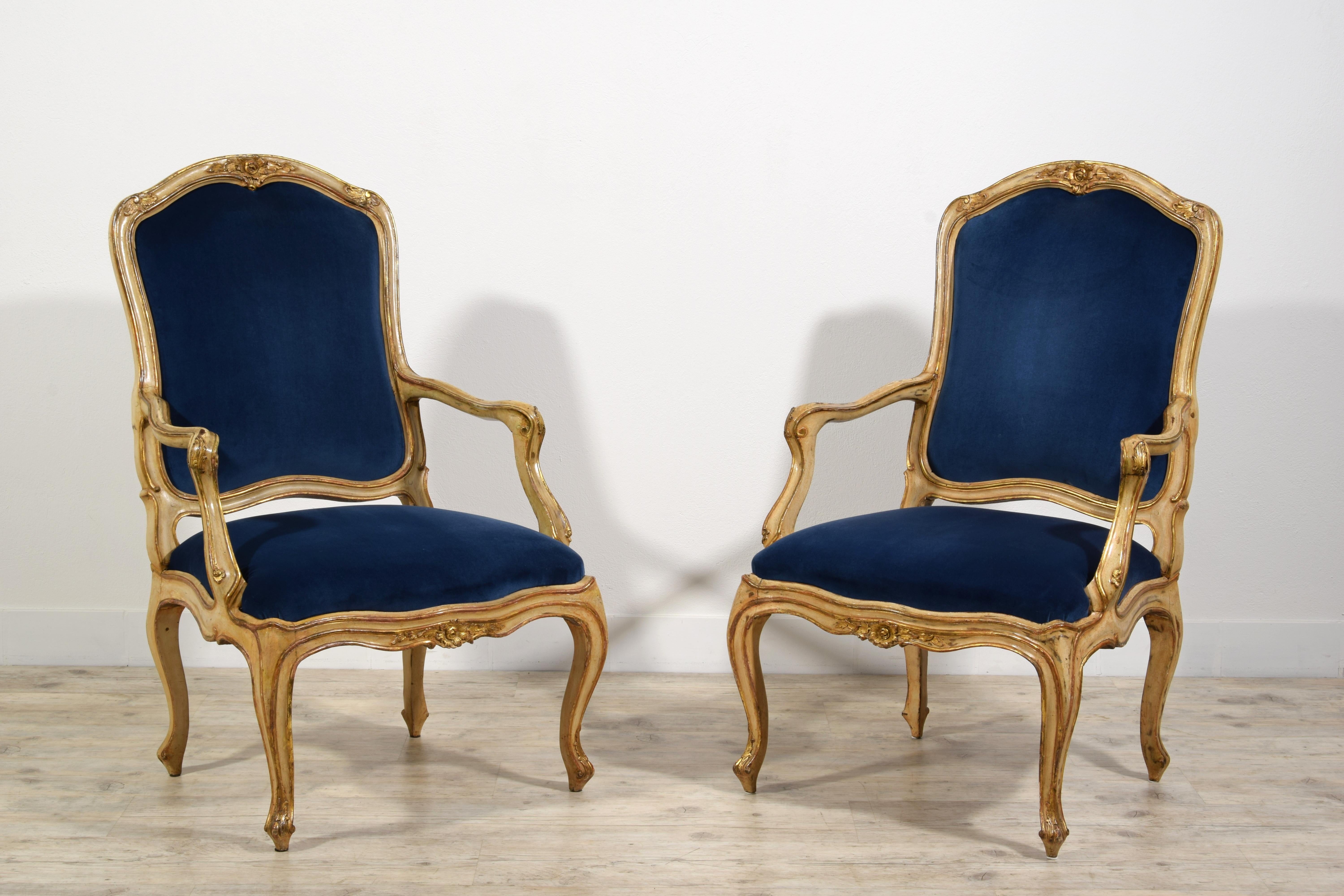 Paire de fauteuils rococo italiens laqués et en bois doré du 18ème siècle
Dimensions : cm L 67 x P 73 x H 106,5. Assise H 45 cm

Cette élégante paire de fauteuils a été fabriquée à Gênes, en Italie, vers le milieu du XVIIIe siècle, période
