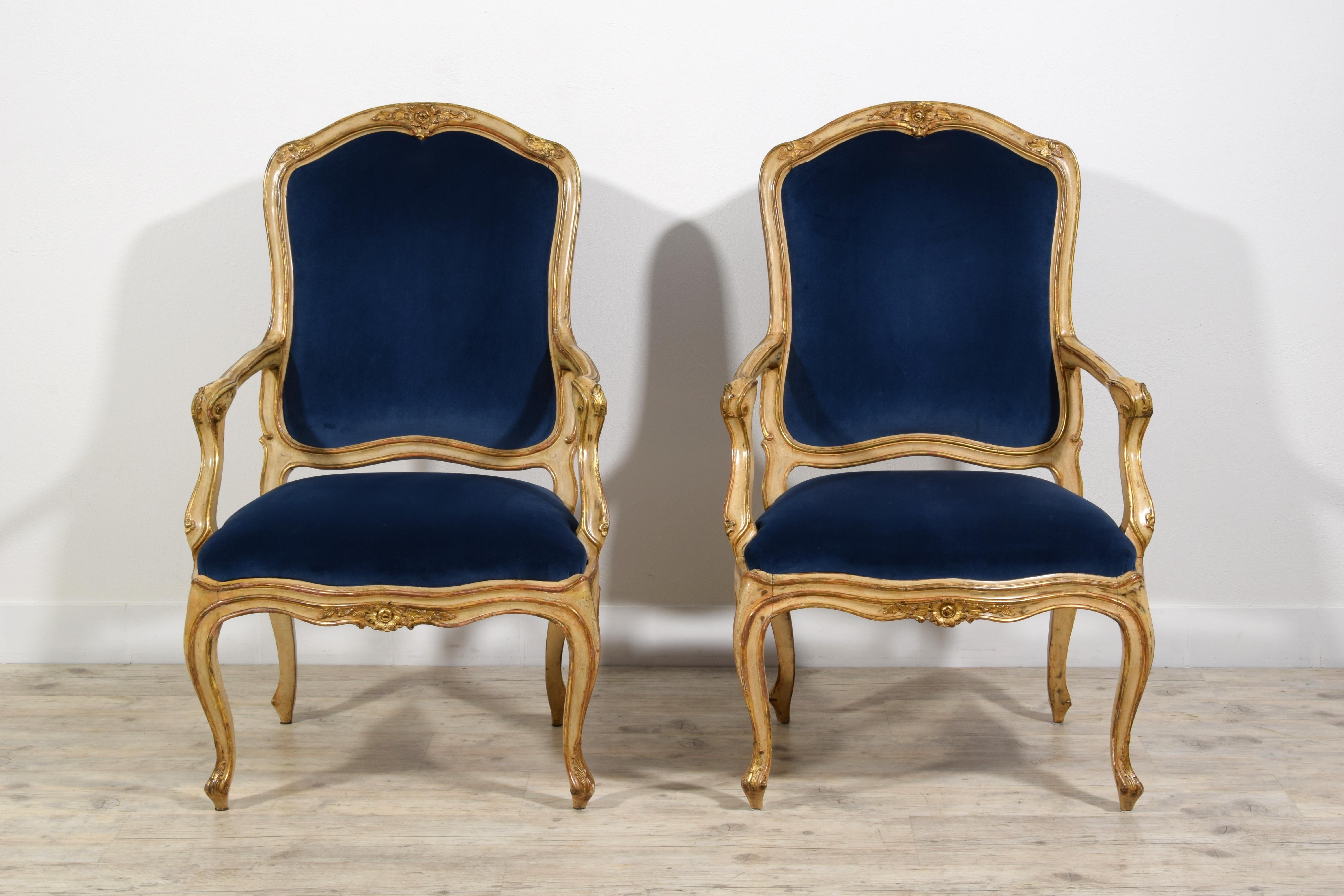 Rococo Paire de fauteuils rococo italiens laqués et en bois doré du 18ème siècle en vente