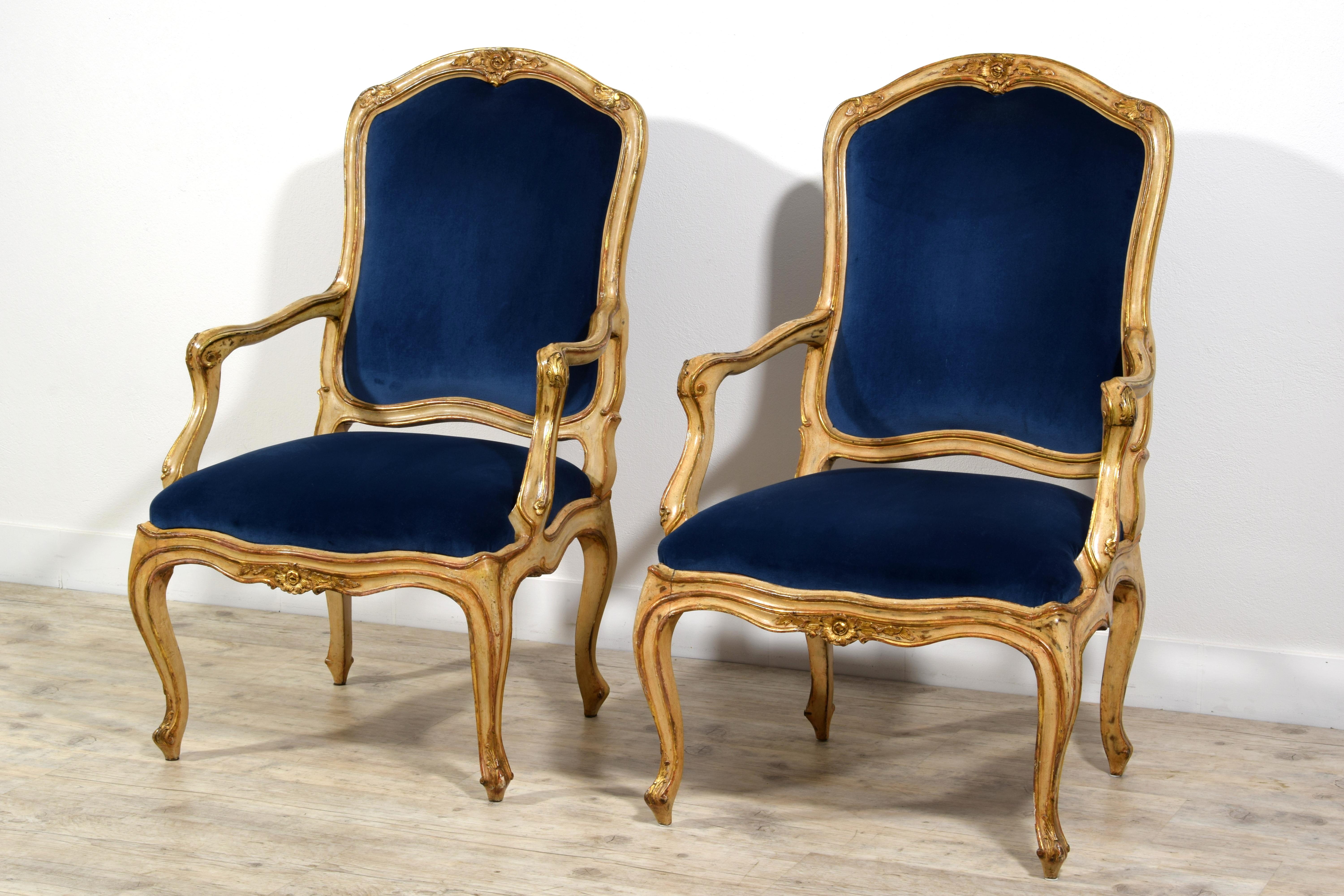 Sculpté à la main Paire de fauteuils rococo italiens laqués et en bois doré du 18ème siècle en vente
