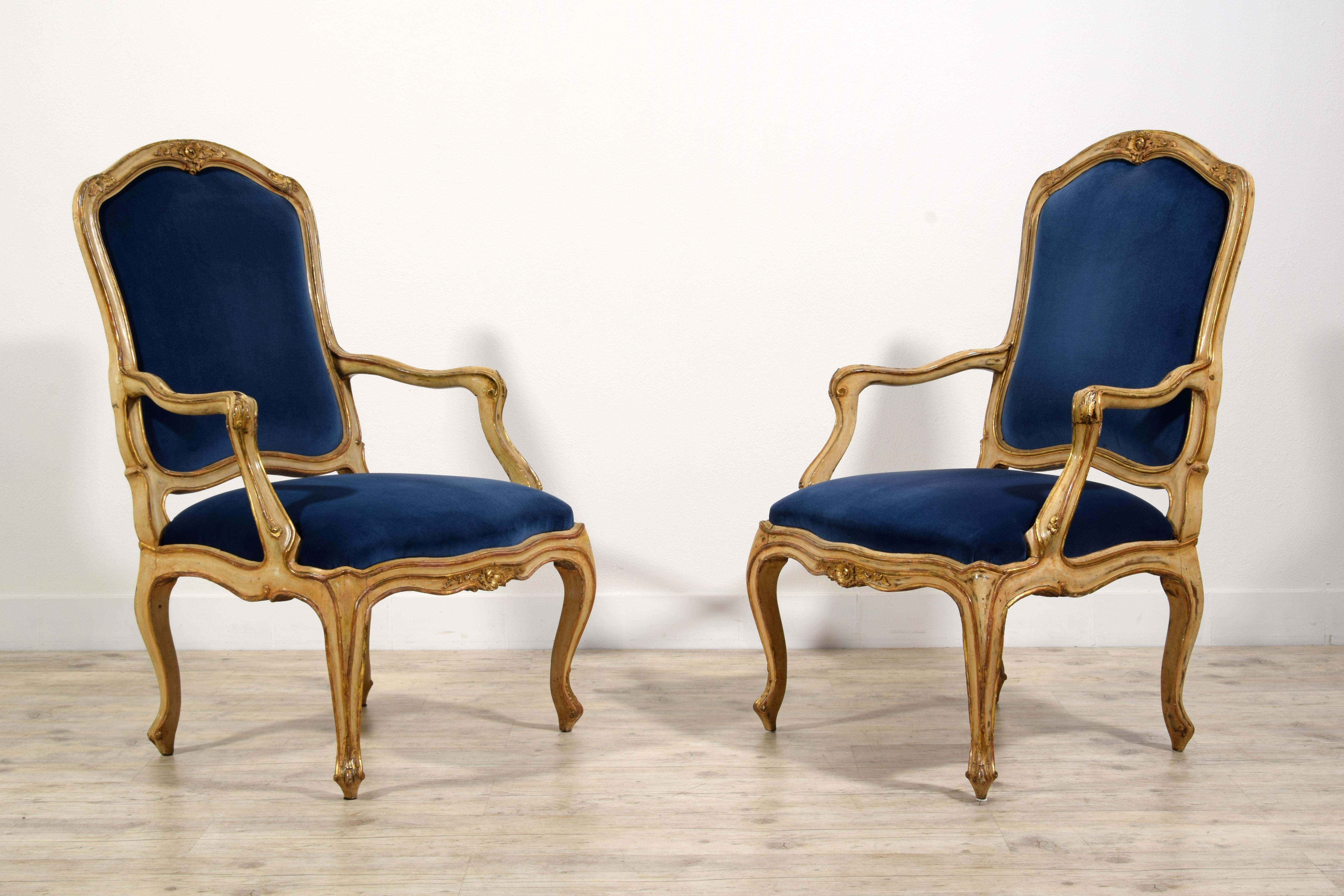 XVIIIe siècle Paire de fauteuils rococo italiens laqués et en bois doré du 18ème siècle en vente