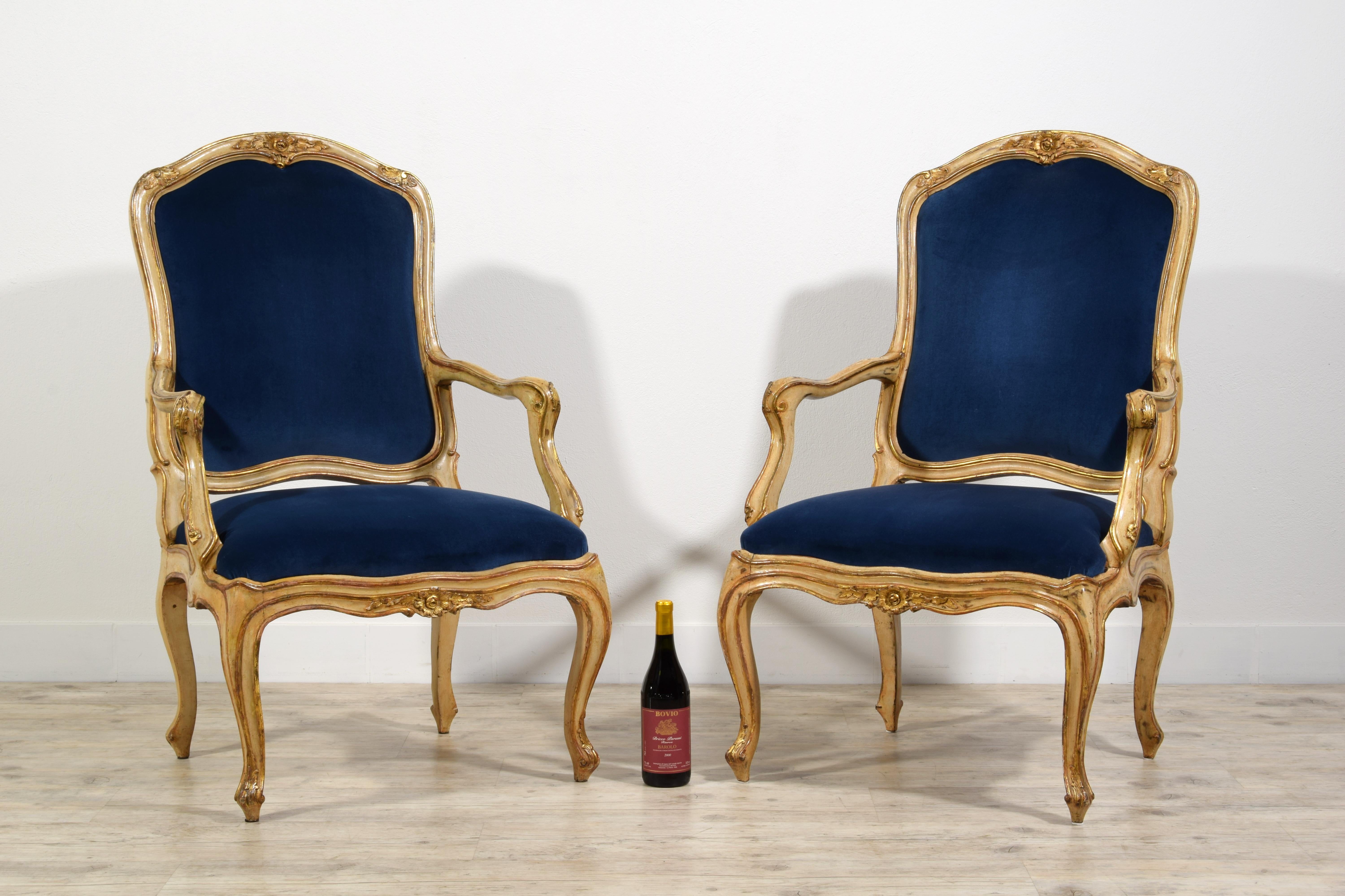 Bois Paire de fauteuils rococo italiens laqués et en bois doré du 18ème siècle en vente