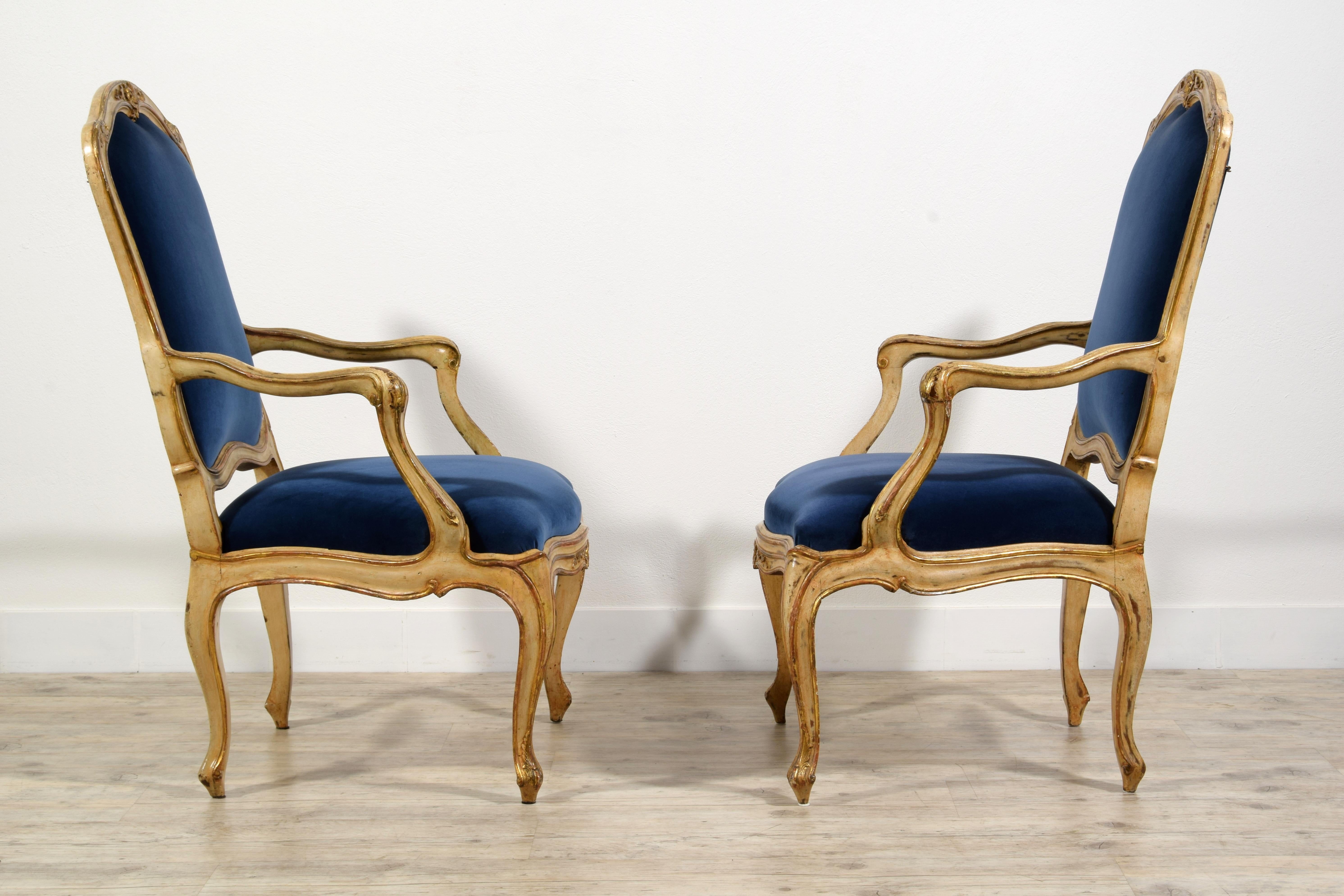 Paire de fauteuils rococo italiens laqués et en bois doré du 18ème siècle en vente 1