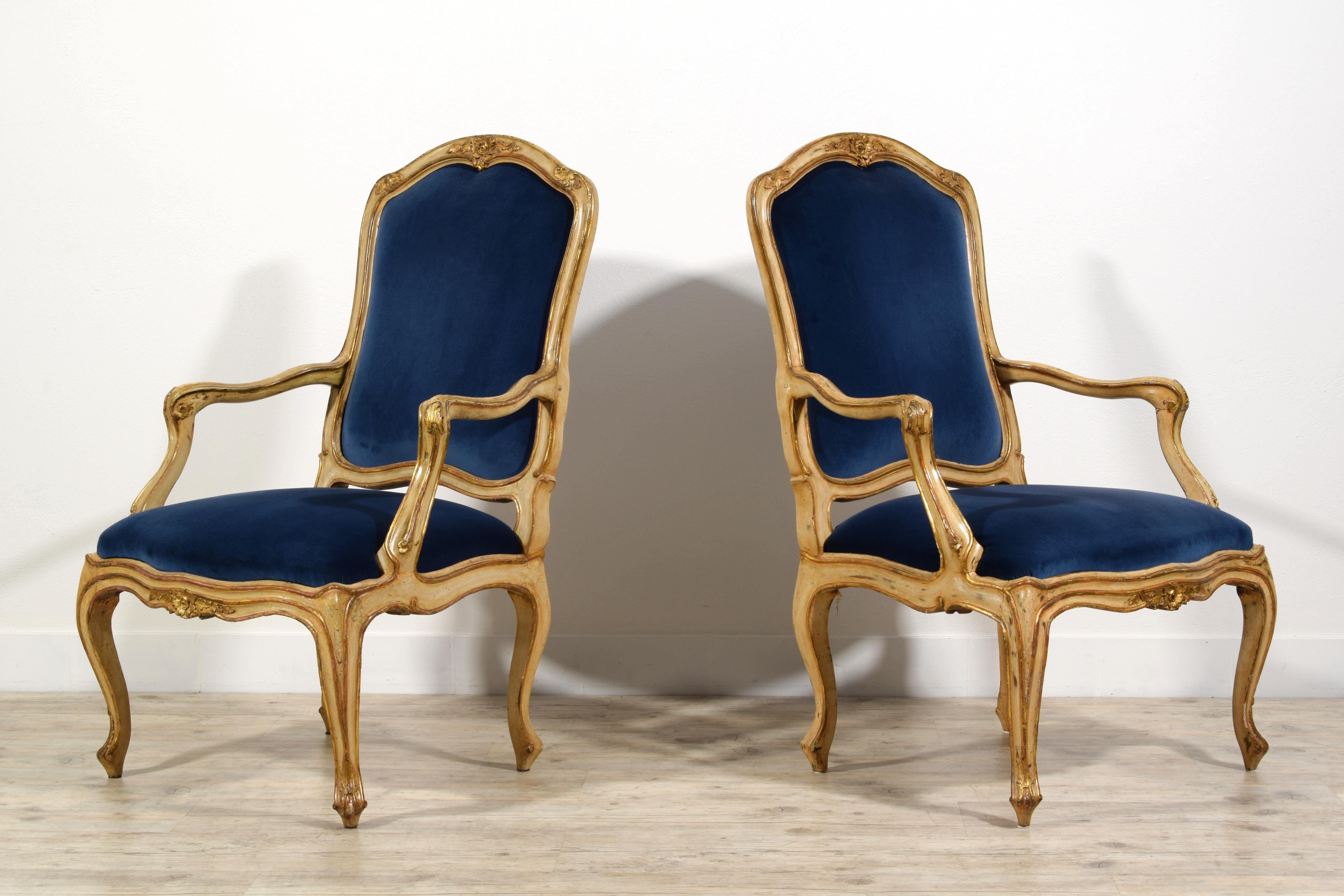 Paire de fauteuils rococo italiens laqués et en bois doré du 18ème siècle en vente 2
