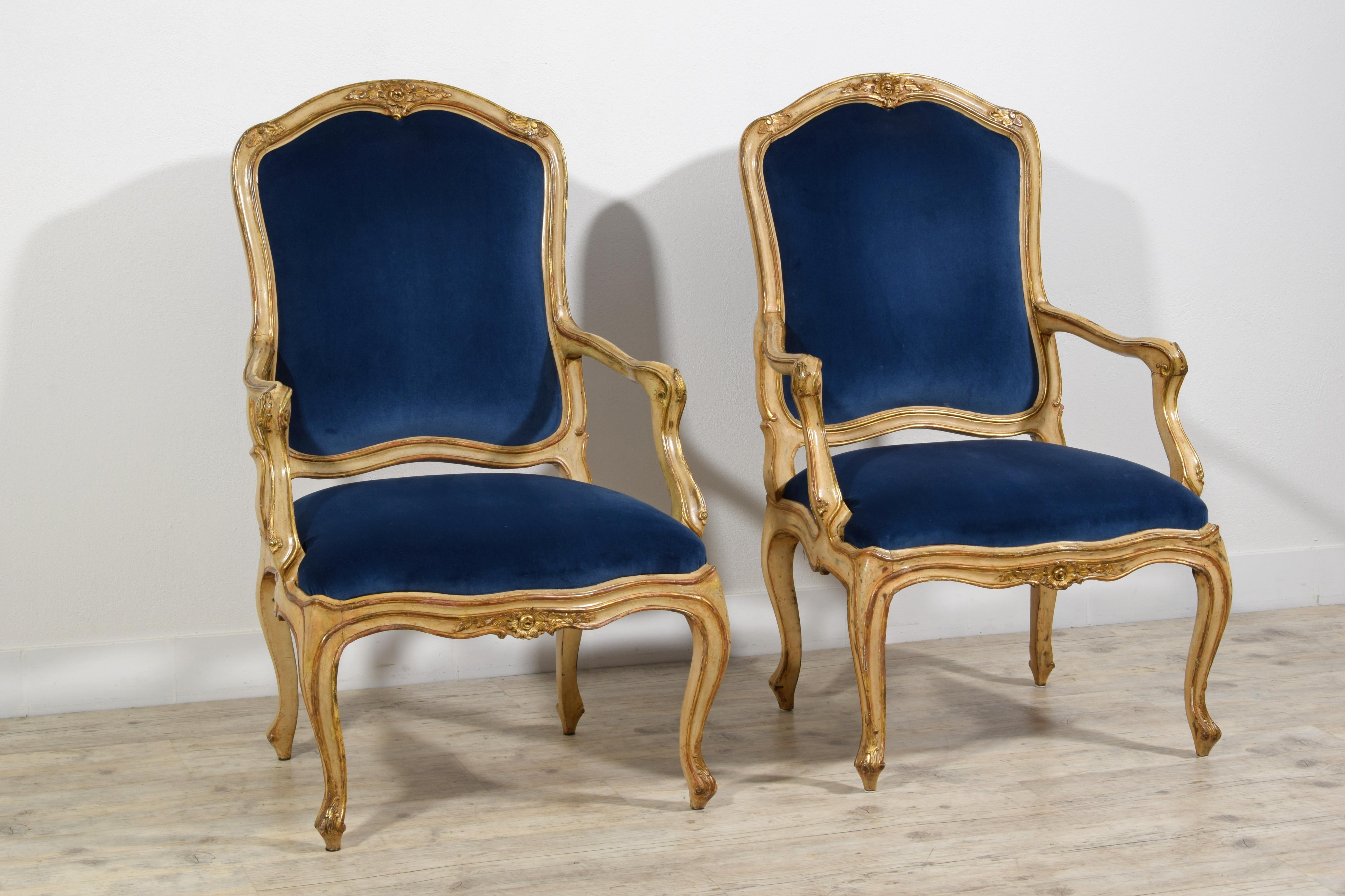 Paire de fauteuils rococo italiens laqués et en bois doré du 18ème siècle en vente 3