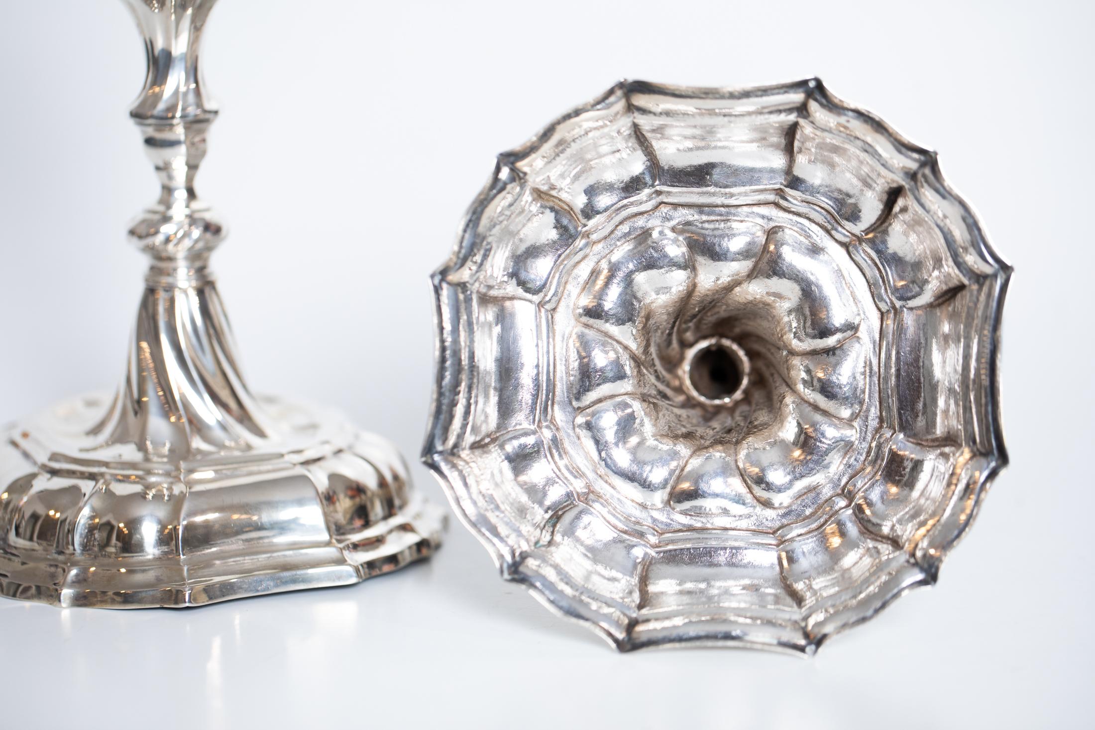 Coppia di candelieri in argento del XVIII secolo Johann Jacob Bauer Rococò In condizioni buone a Epfach, DE