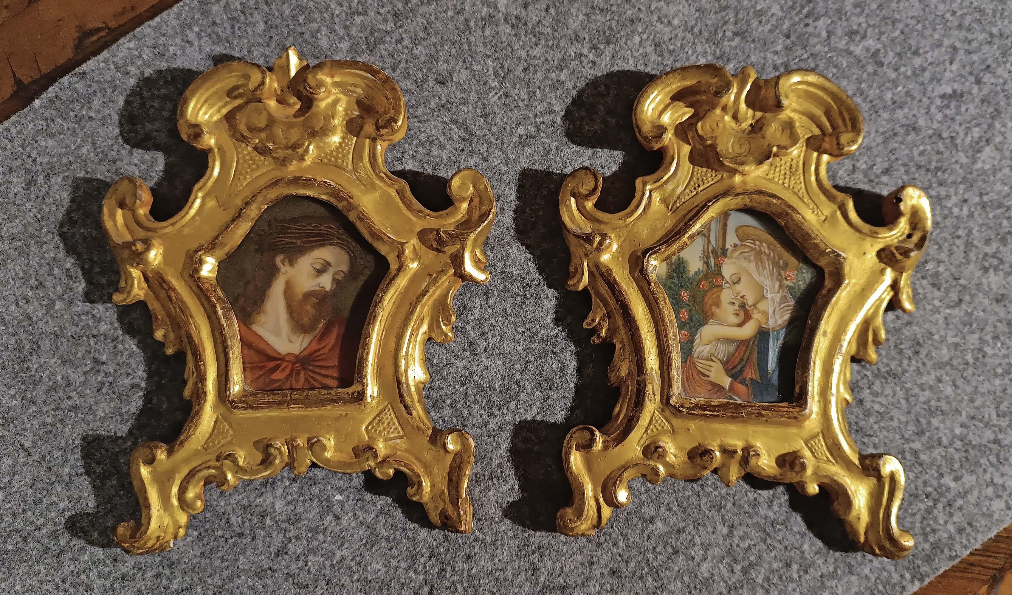 Beautiful pair of small gilded frames in pure gold leaf, dating back to the 18th century and characterized by a classic Tuscan carving. The peculiarity of these frames lies in their shape with spirals and phytomorphic spirals. Inside there are two