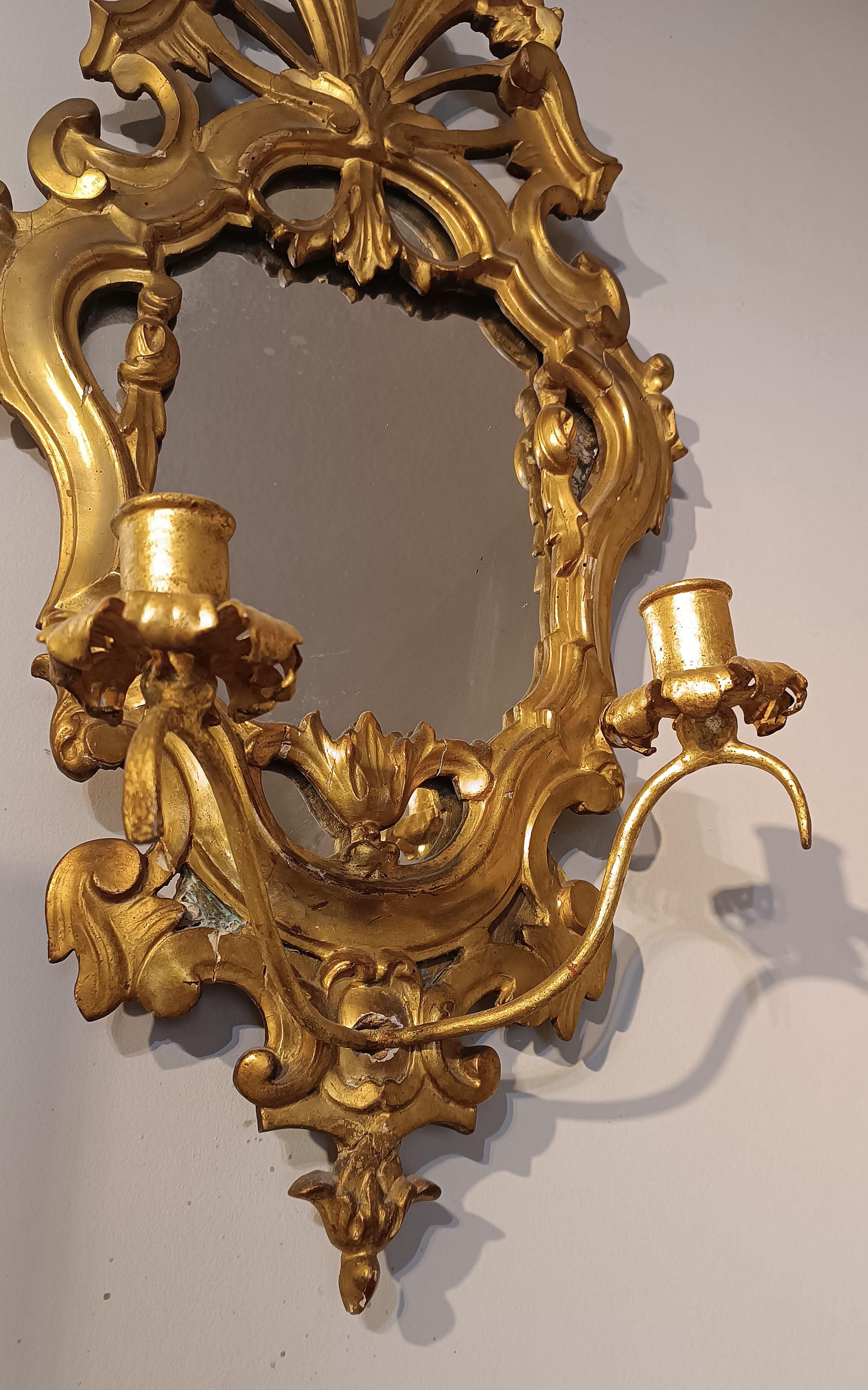 18th CENTURY PAIR OF SMALL GOLDEN MIRRORS WITH CANDLE HOLDERS In Good Condition For Sale In Firenze, FI