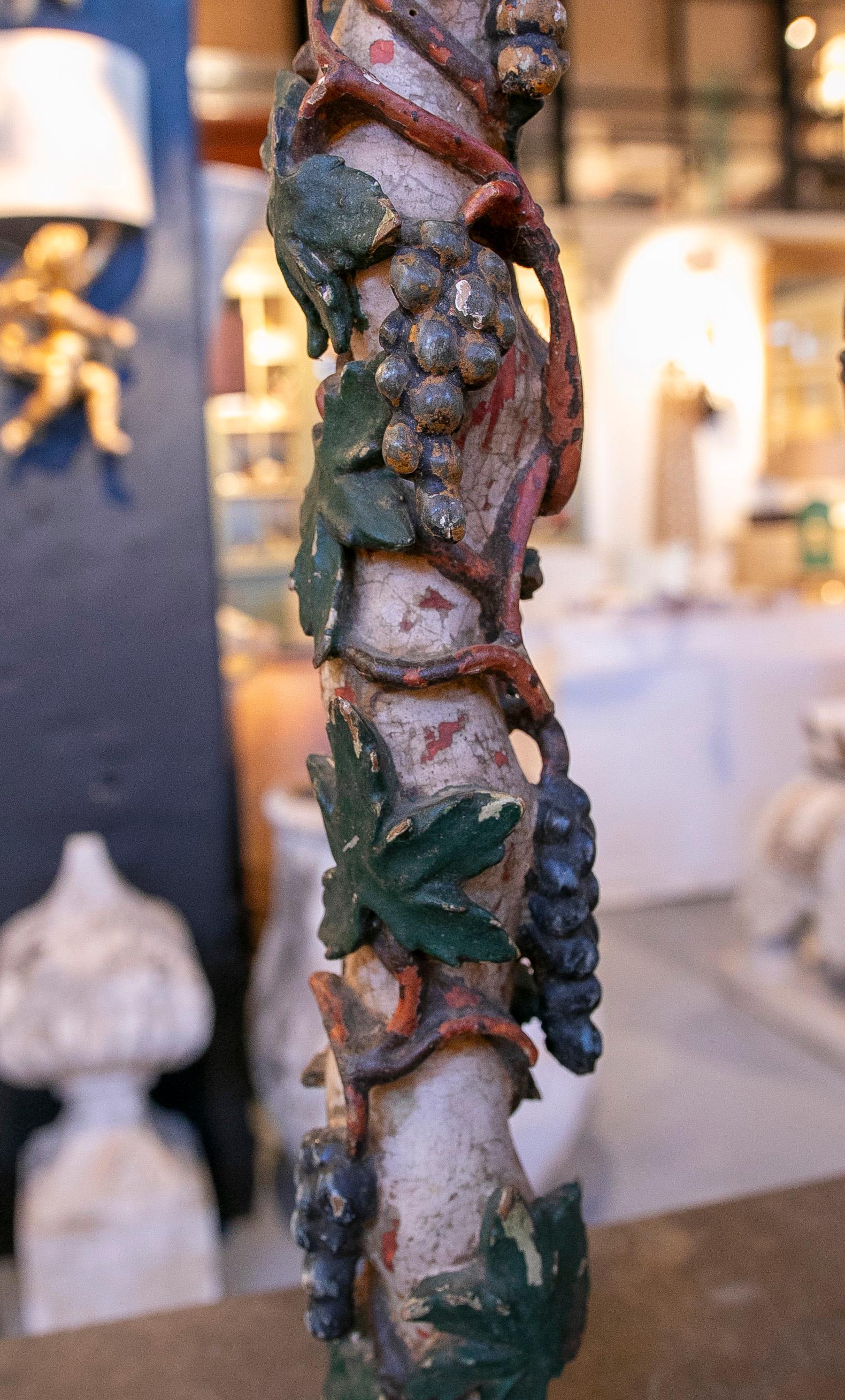 Paire de colonnes de Solomon sculptées et de raisins polychromes en bois du 18ème siècle en vente 10