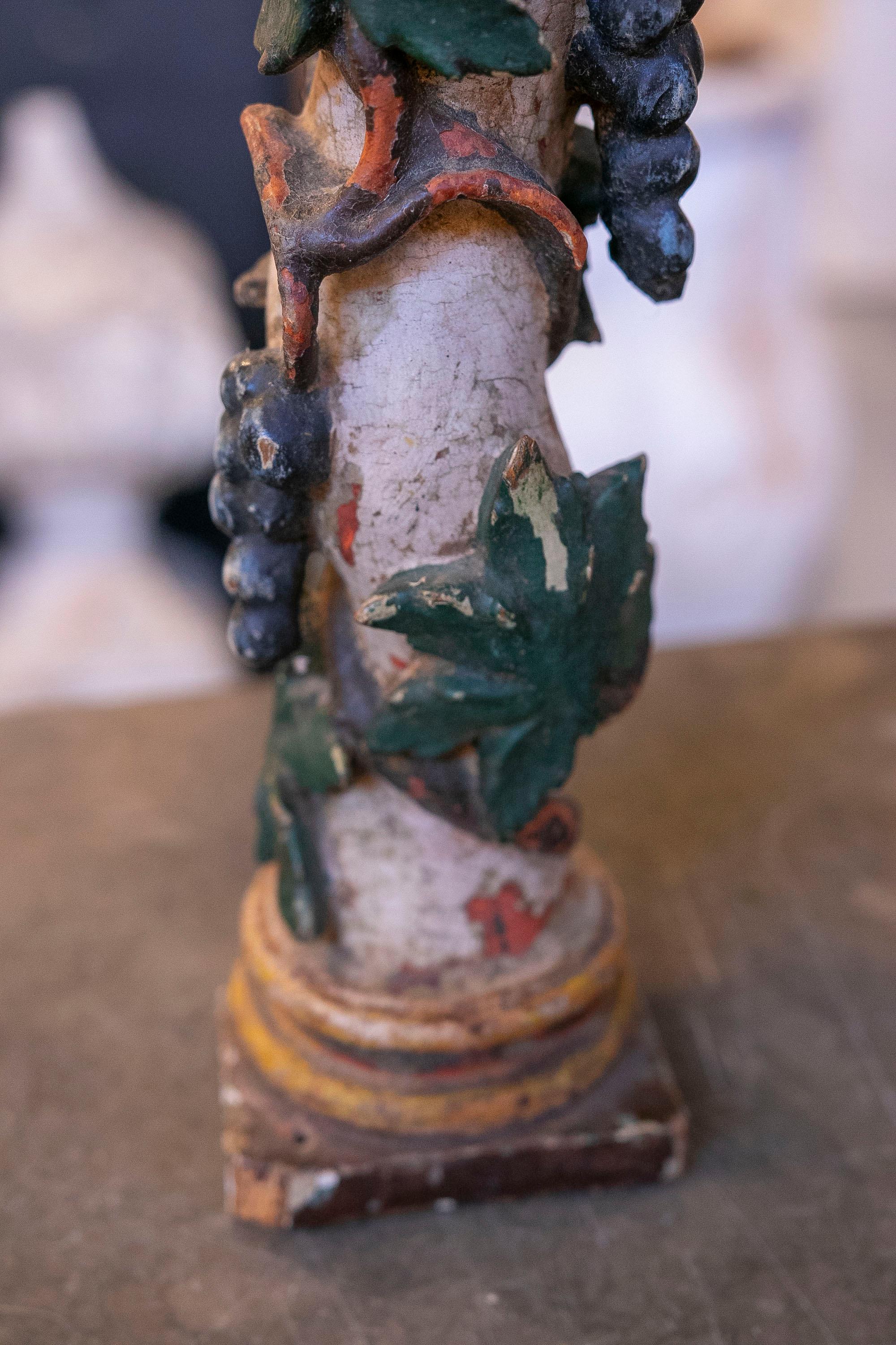 Sculpté à la main Paire de colonnes de Solomon sculptées et de raisins polychromes en bois du 18ème siècle en vente