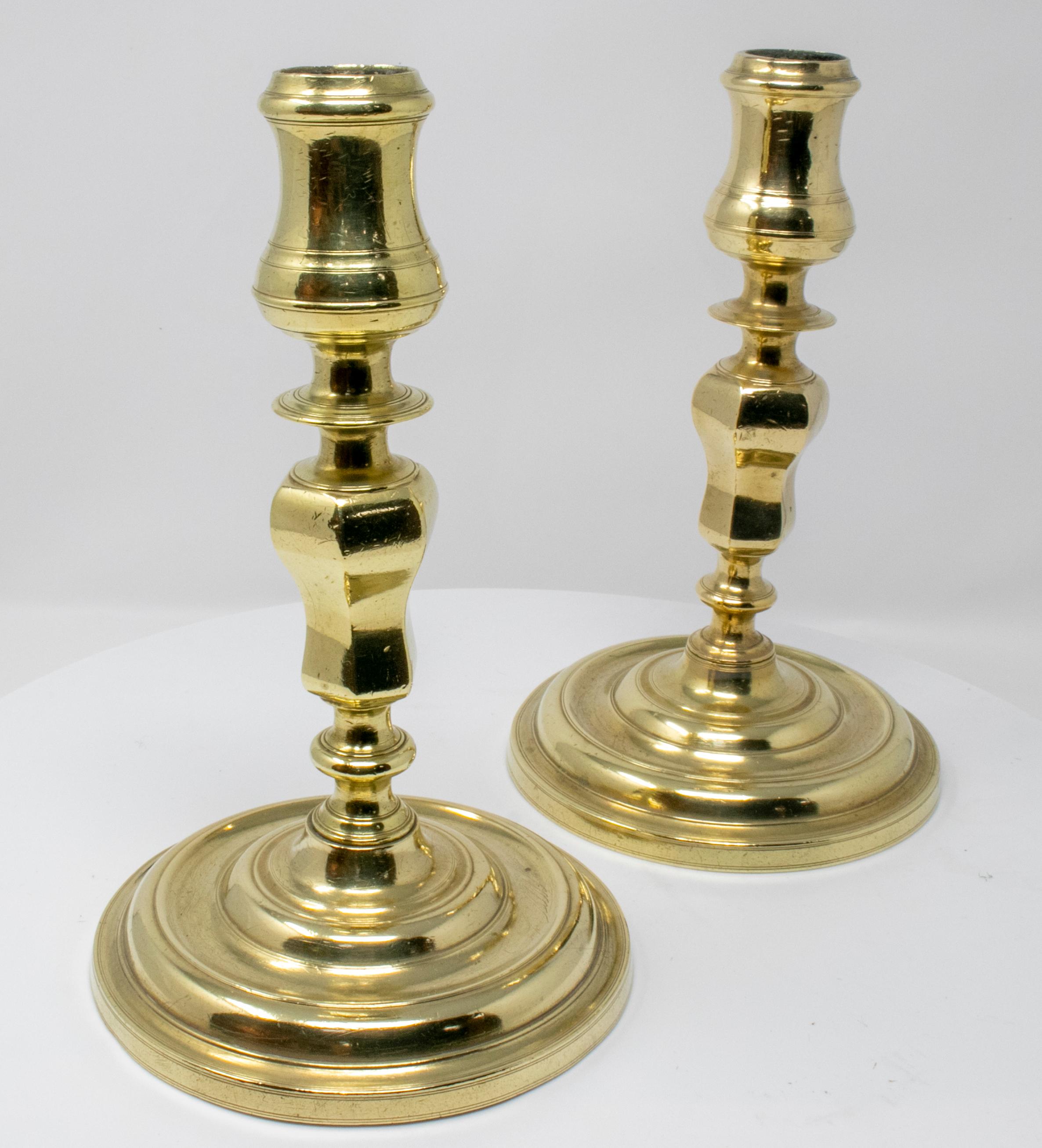 18th Century Pair of Spanish Bronze Candlesticks  In Good Condition For Sale In Marbella, ES