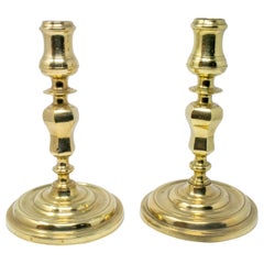 Pareja de candeleros españoles de bronce del siglo XVIII