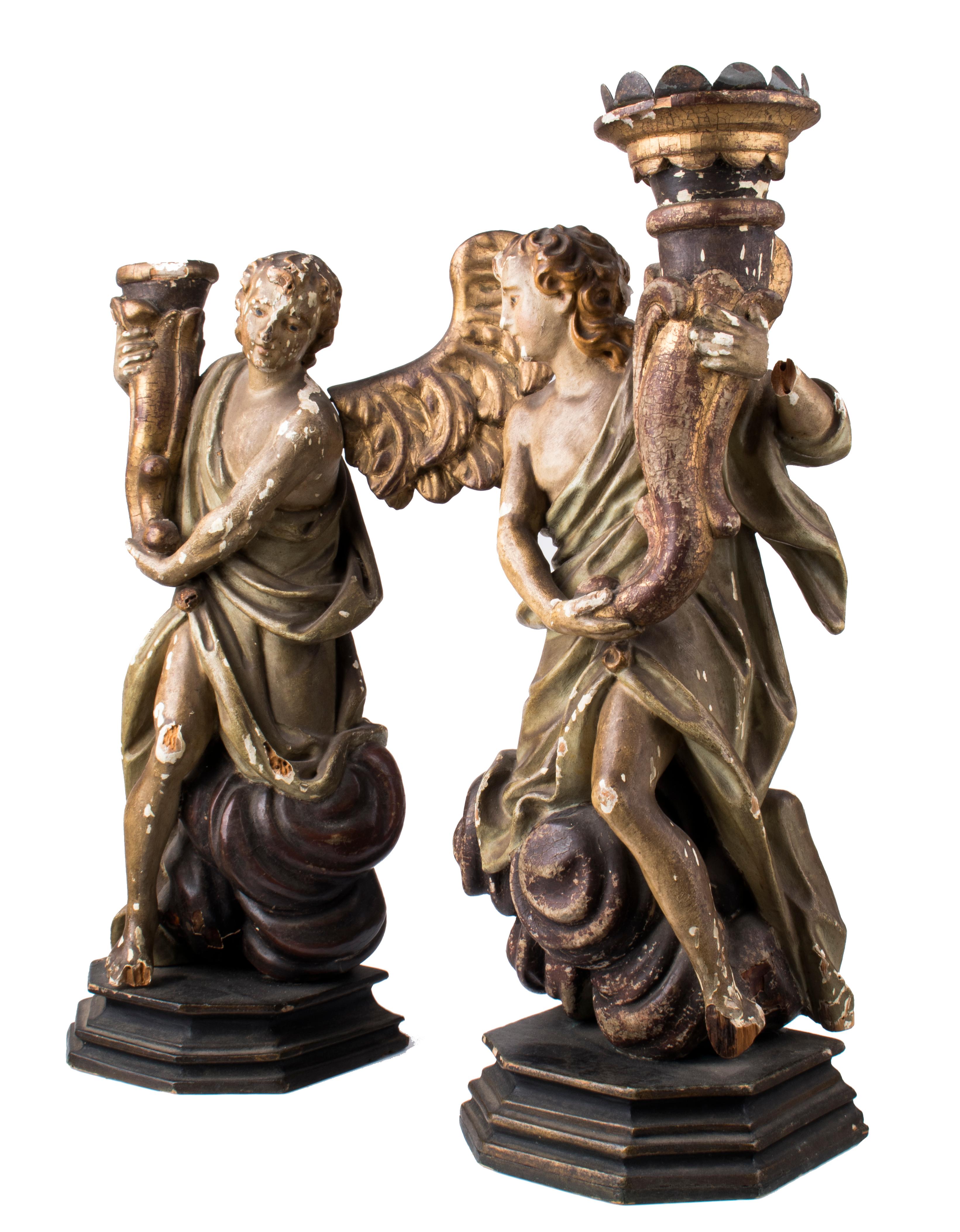 18th century pair of Spanish torch holder angel gold gilded wooden figures.

Total dimensions with base: 33 x 10.5 x 21
without base 30 x 9 x 21 cm.