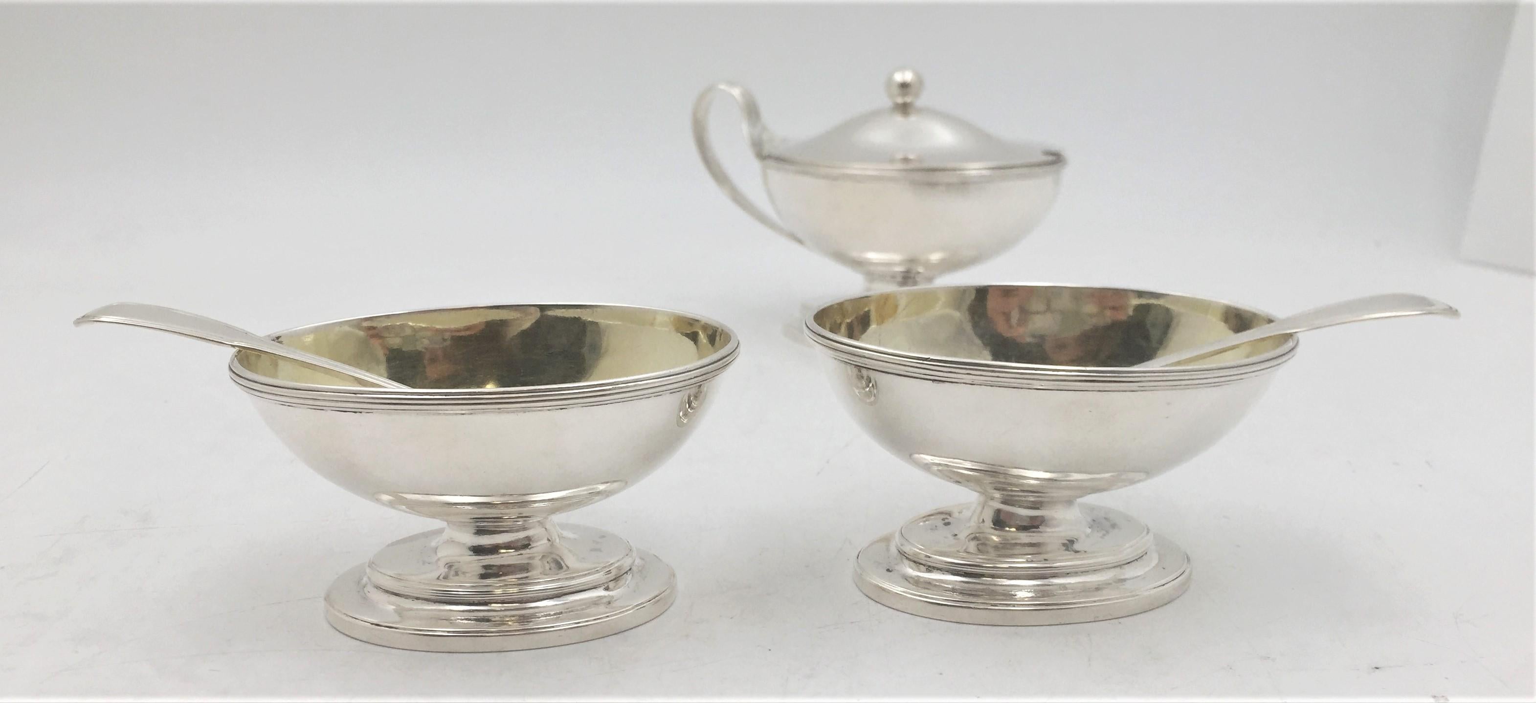 Siglo XVIII Pareja de Sales Abiertas de Plata de Ley y Tarro de Mostaza Estilo Georgiano en Bueno estado para la venta en New York, NY
