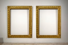 XVIIIe siècle, Paire de cadres en bois sculpté et doré de style baroque toscan