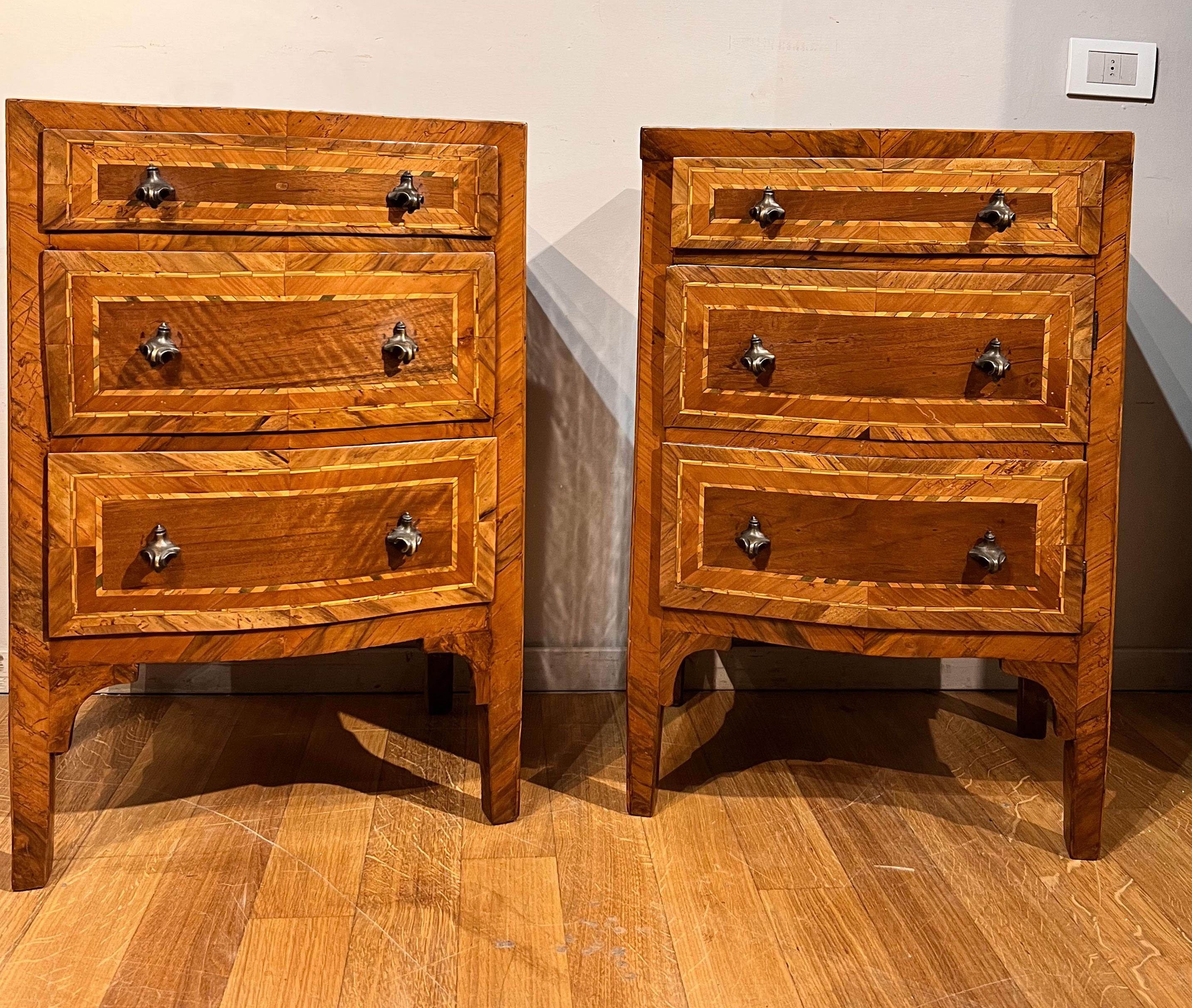 Elegant pair of Venetian bedside tables, made in the transition period between the Louis XV and XVI style.
Entirely veneered in walnut with boxwood and acid-etched cherry edges to give it a greenish colour.
They were created for women with three