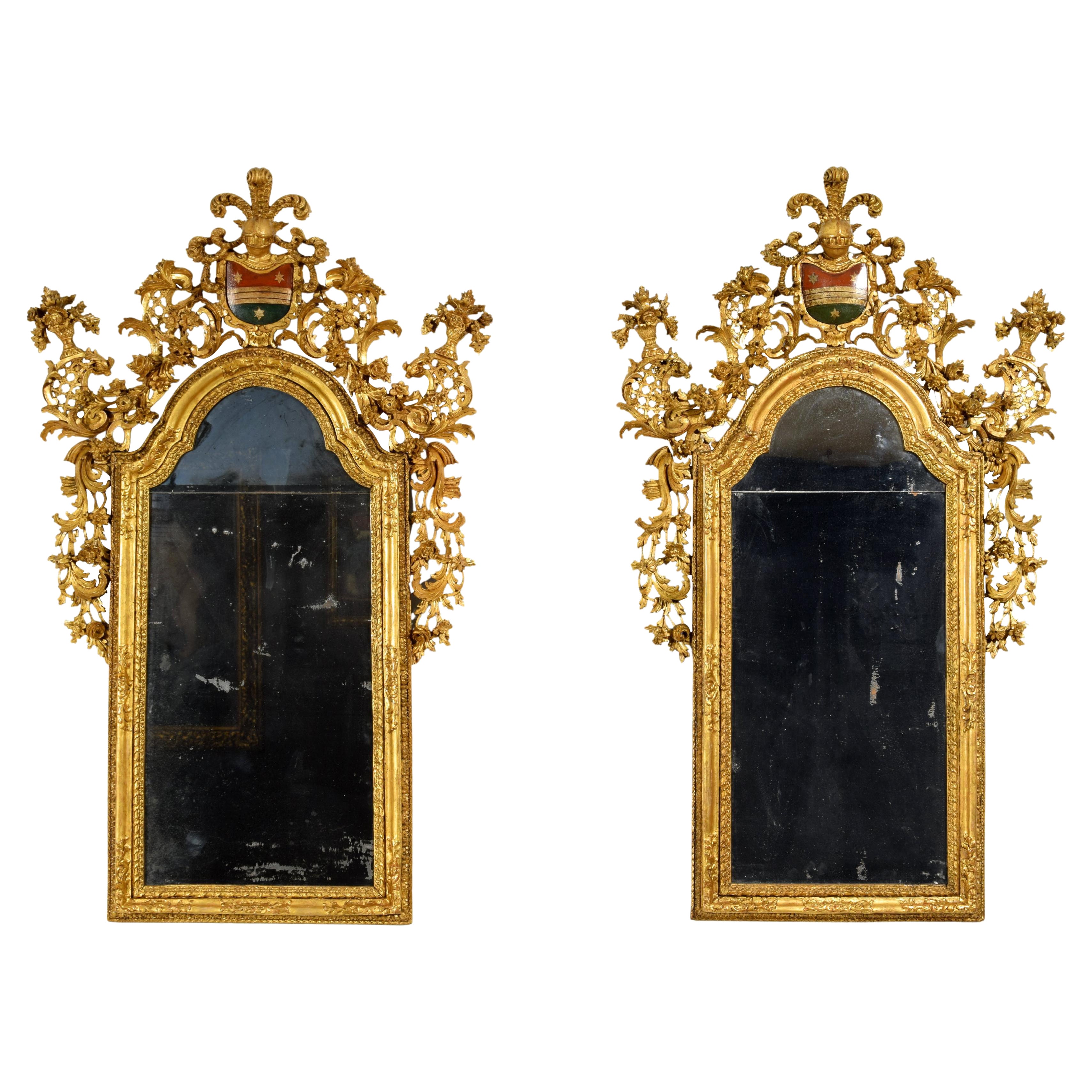 XVIIIe siècle, Paire de miroirs en bois doré de style baroque vénitien en vente