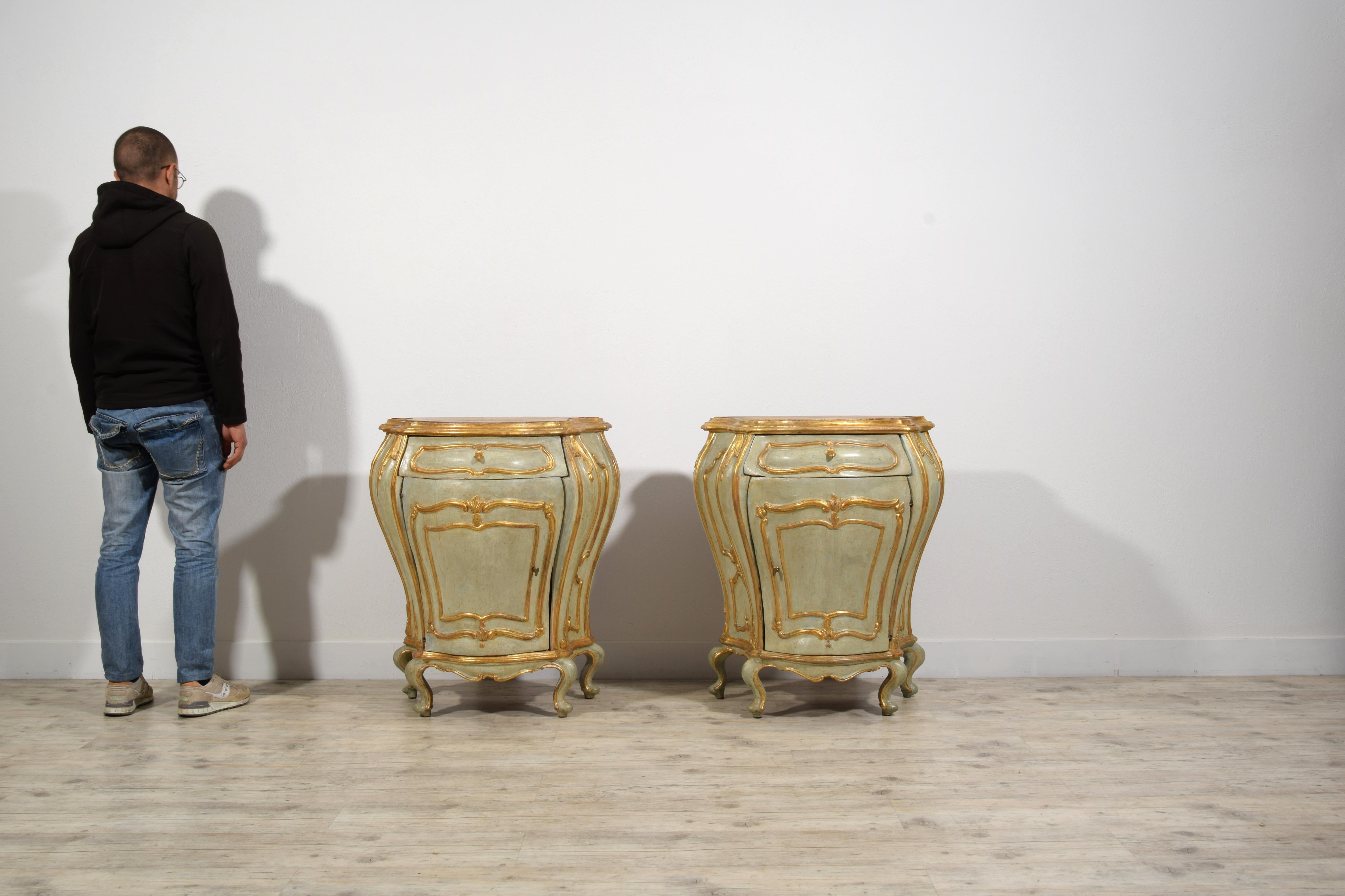 Siglo XVIII, Pareja de Armarios Barrocos Venecianos Lacados ang Madera Dorada en venta 4