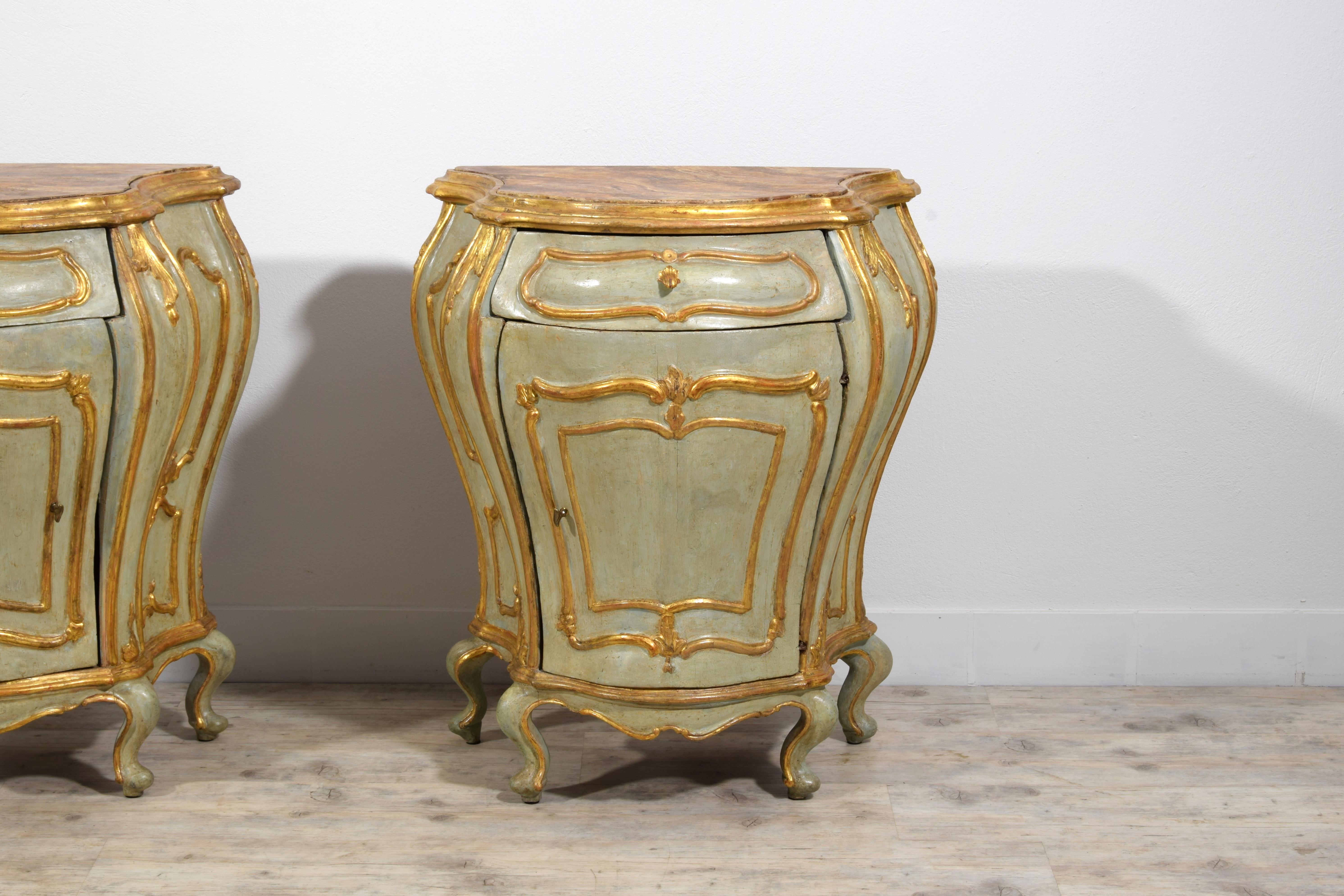 Siglo XVIII, Pareja de Armarios Barrocos Venecianos Lacados ang Madera Dorada en venta 6