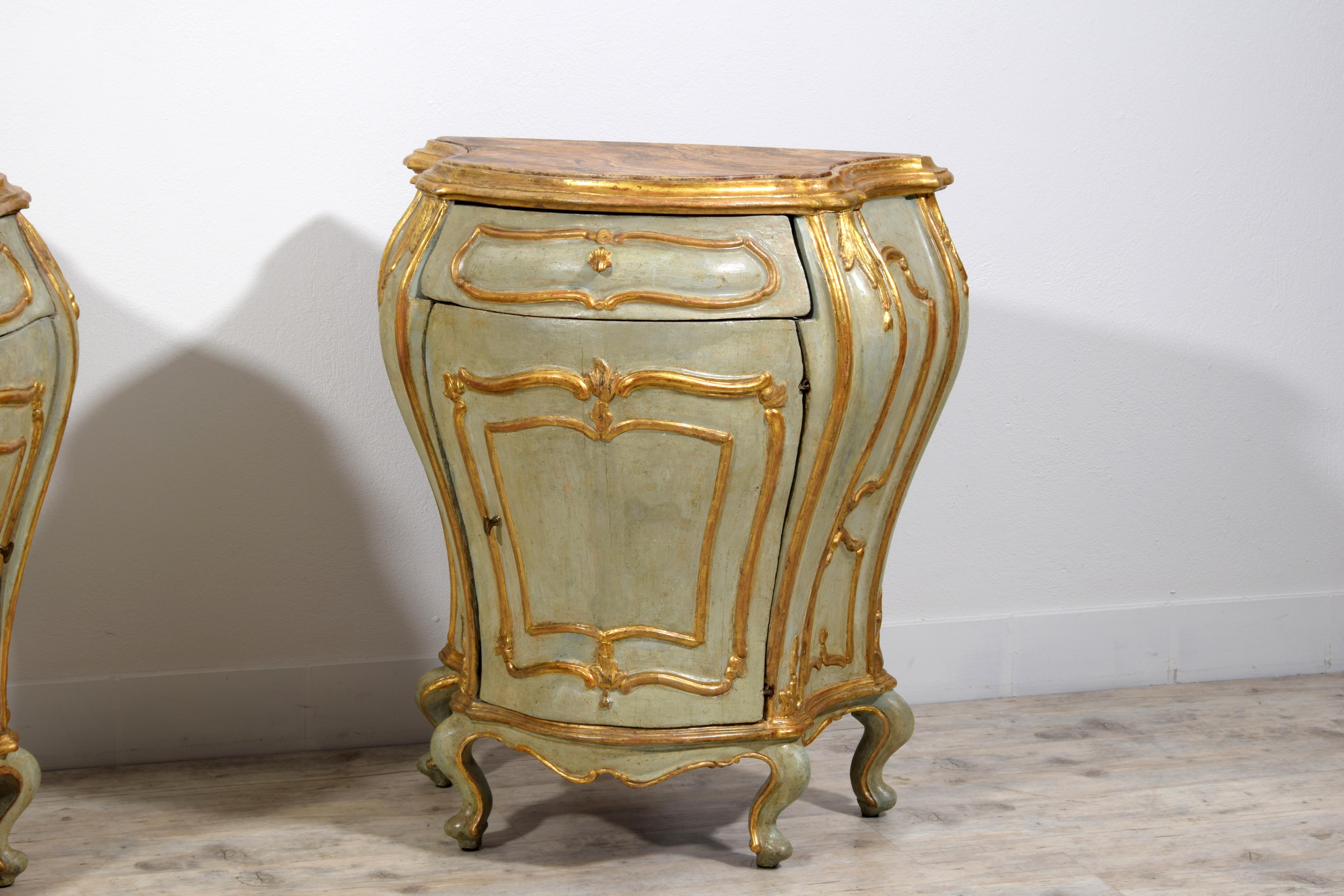 Siglo XVIII, Pareja de Armarios Barrocos Venecianos Lacados ang Madera Dorada en venta 8