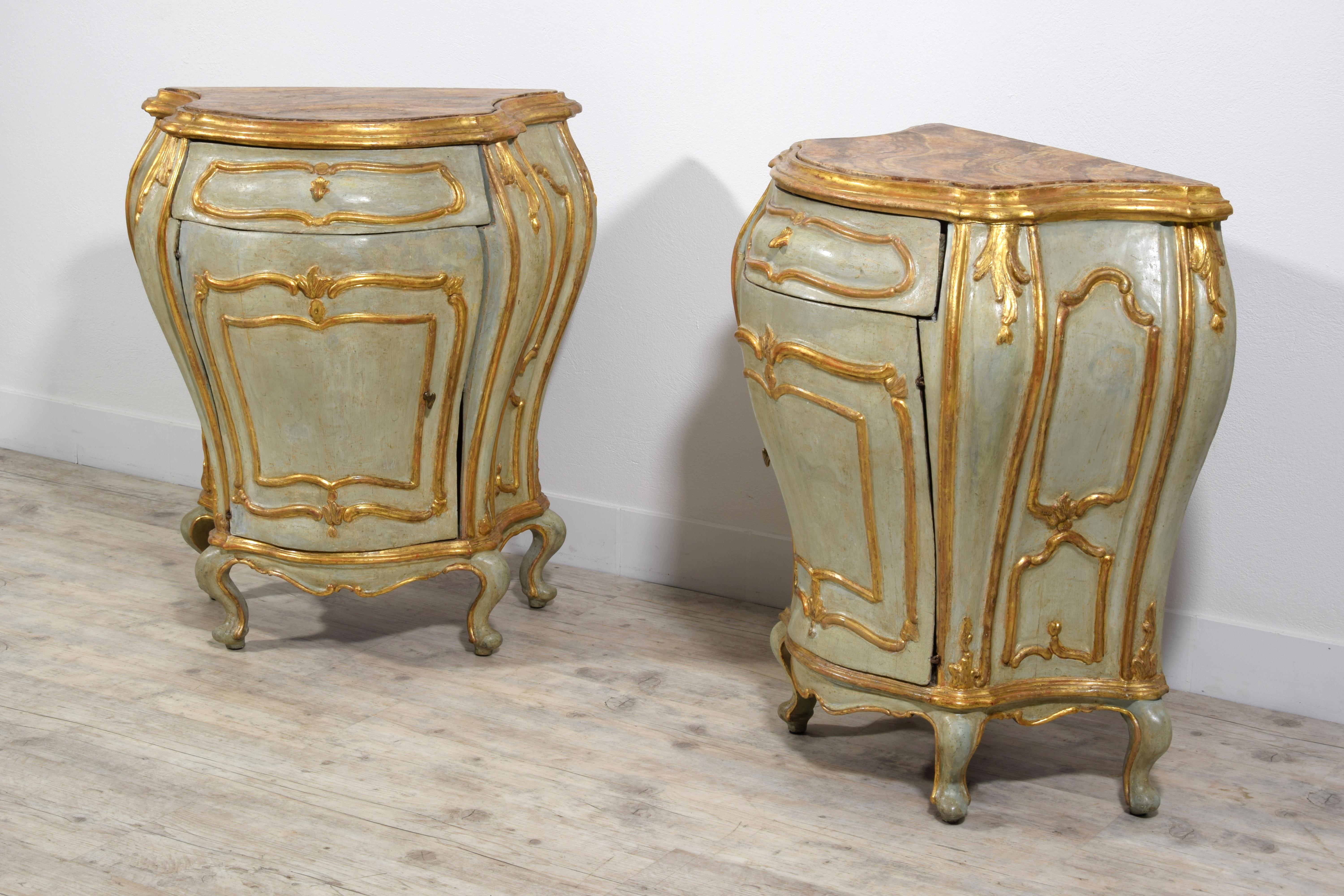 Siglo XVIII, Pareja de Armarios Barrocos Venecianos Lacados ang Madera Dorada en venta 9