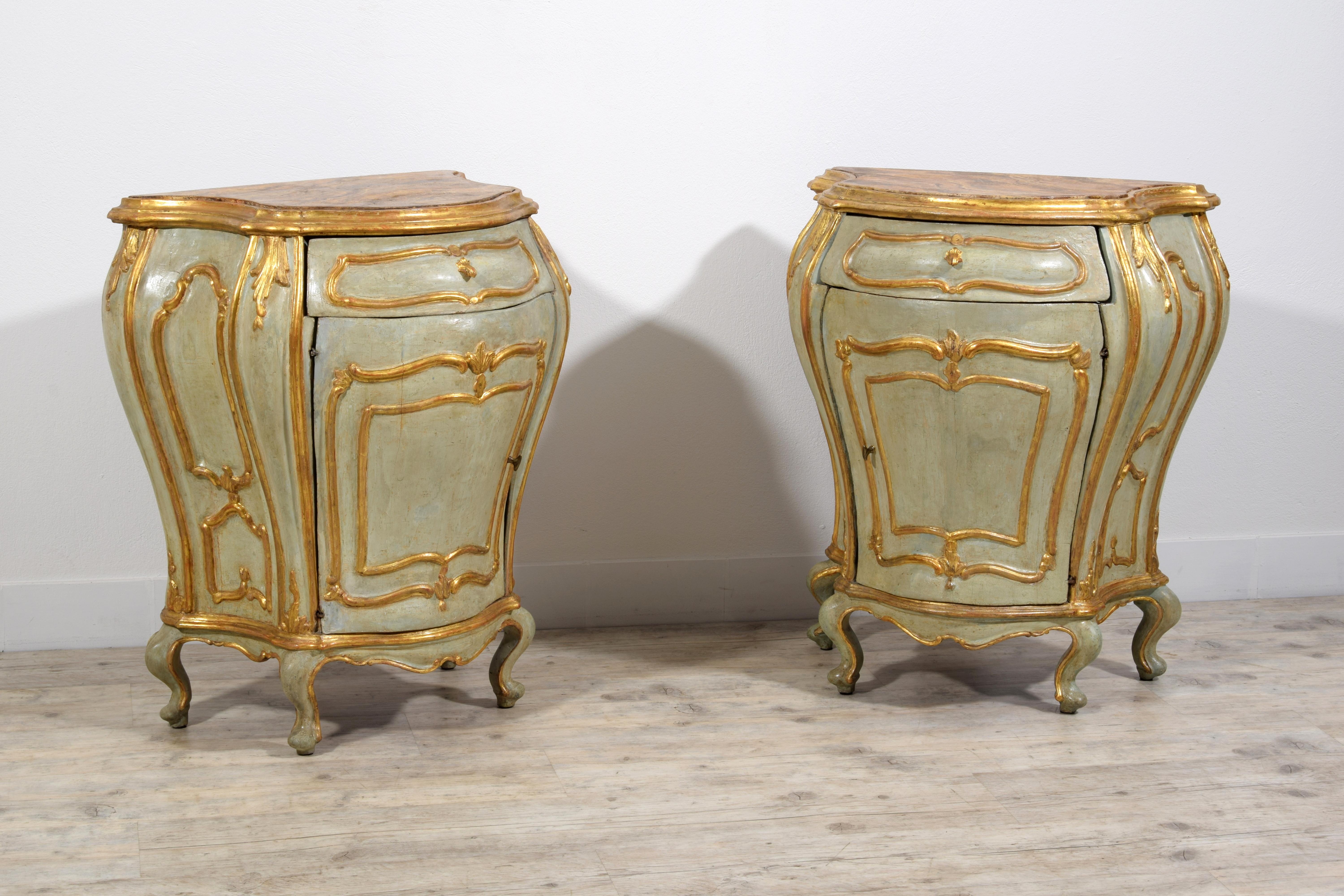 Siglo XVIII, Pareja de Armarios Barrocos Venecianos Lacados ang Madera Dorada en venta 10