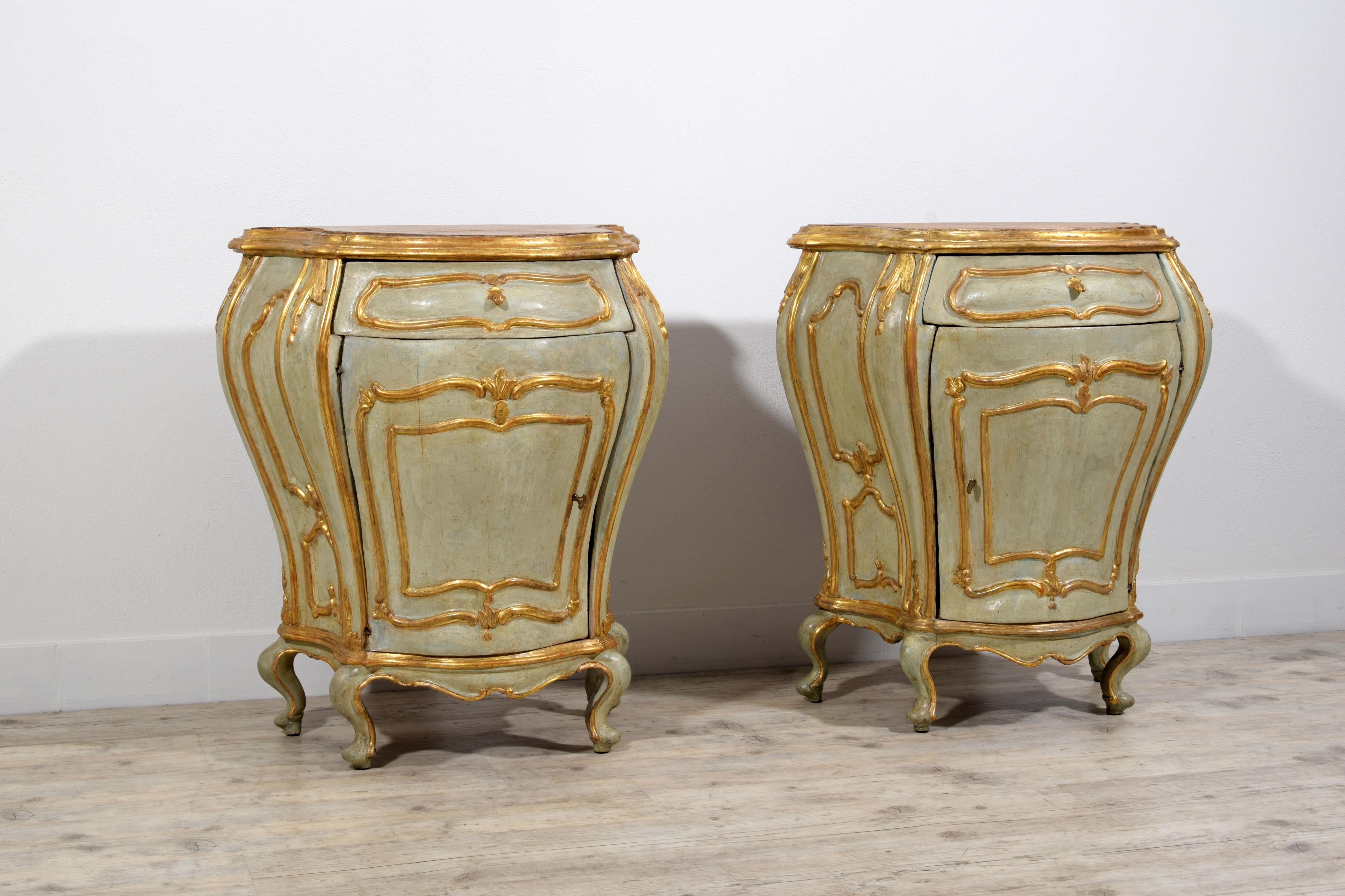 Siglo XVIII, Pareja de Armarios Barrocos Venecianos Lacados ang Madera Dorada Italiano en venta