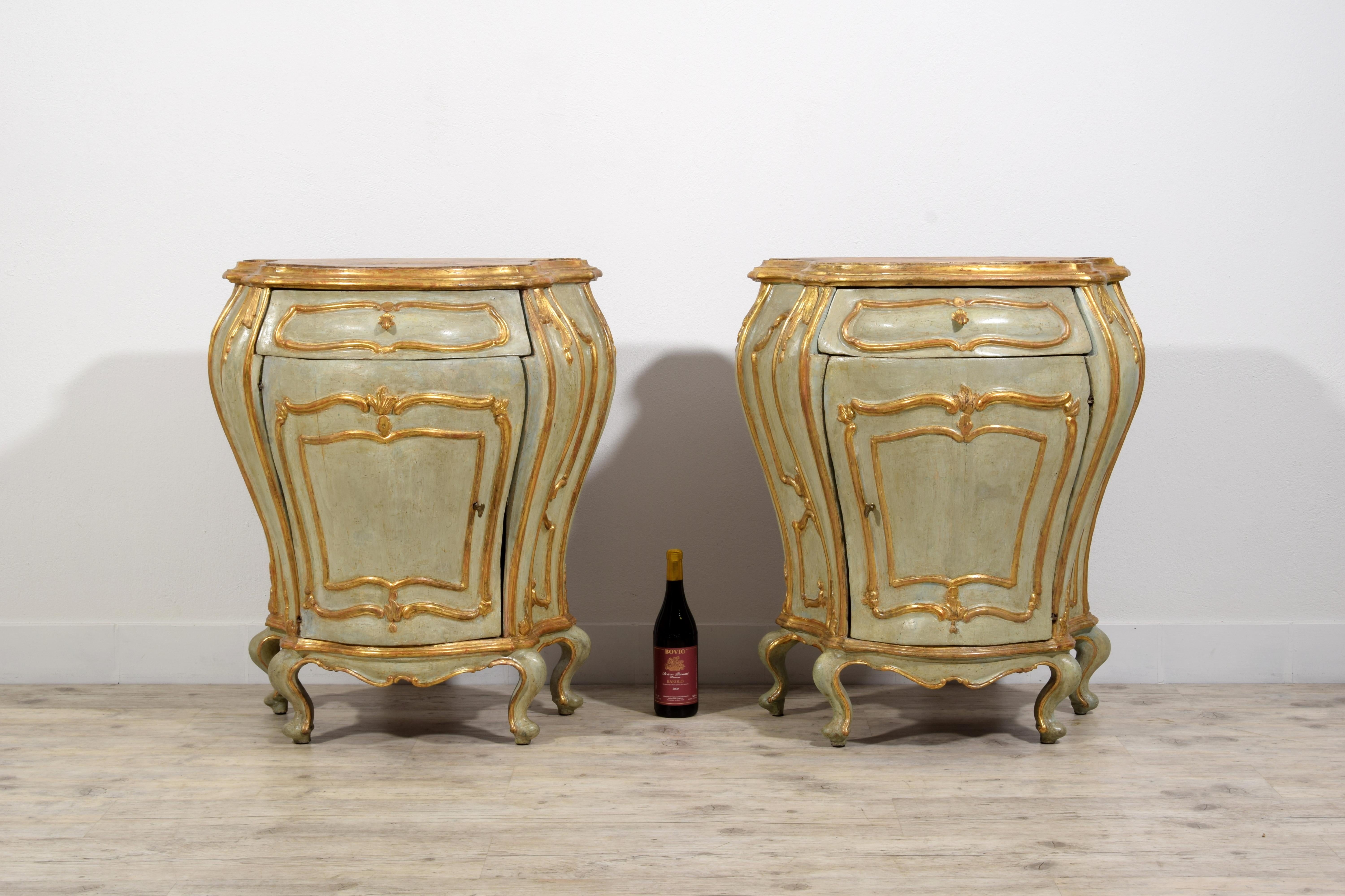 Siglo XVIII, Pareja de Armarios Barrocos Venecianos Lacados ang Madera Dorada siglo XVIII en venta