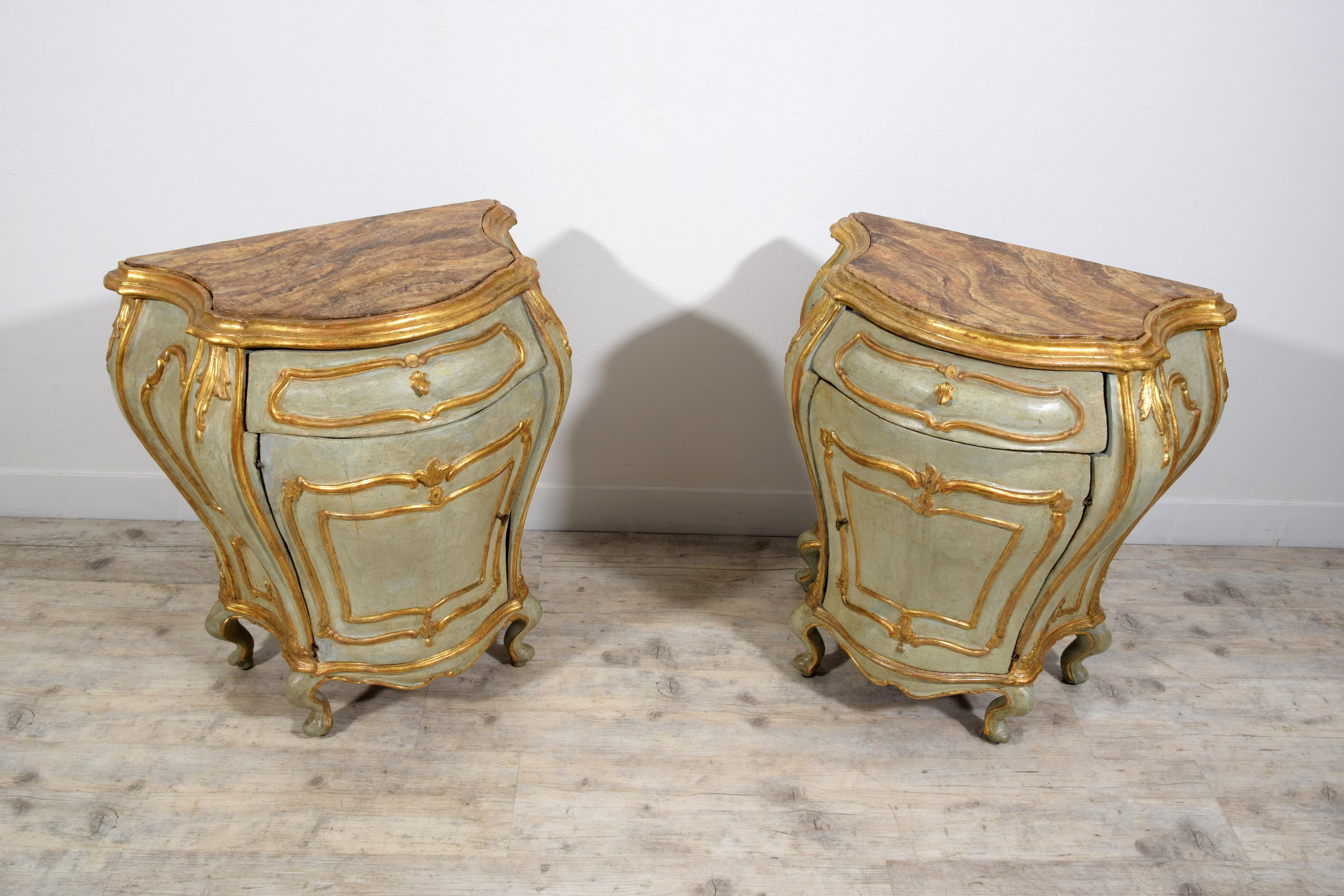 Siglo XVIII, Pareja de Armarios Barrocos Venecianos Lacados ang Madera Dorada en venta 1