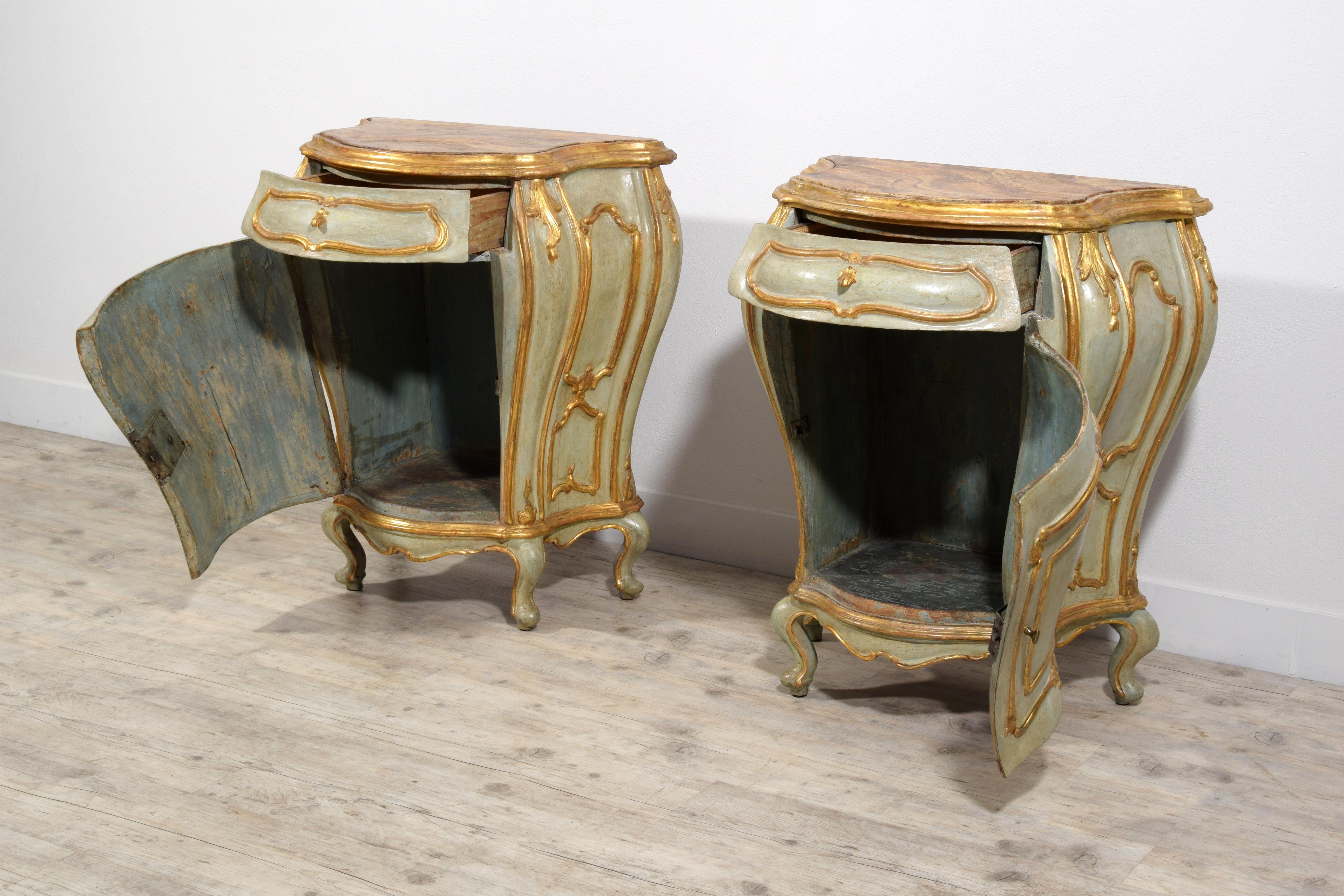 Siglo XVIII, Pareja de Armarios Barrocos Venecianos Lacados ang Madera Dorada en venta 2