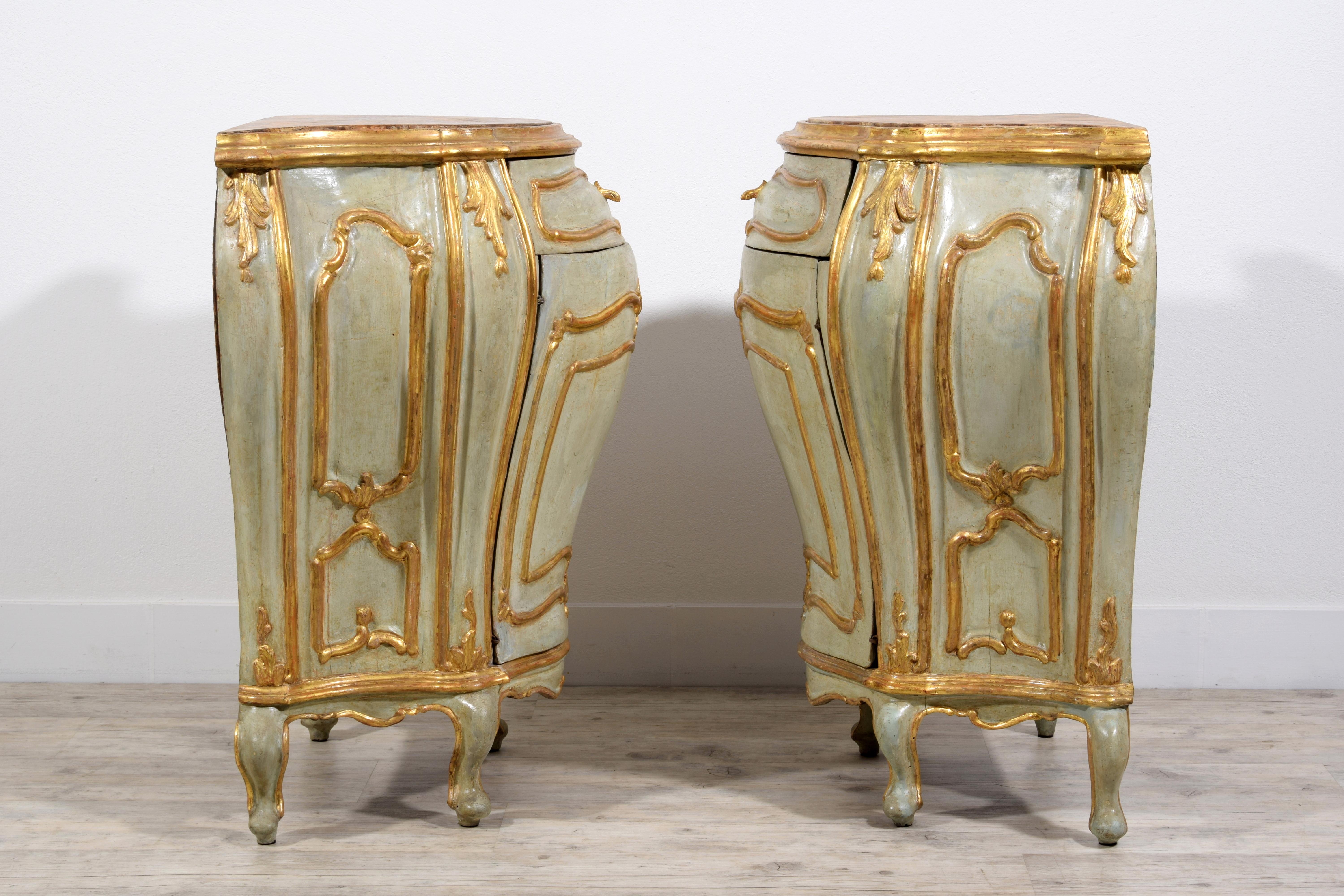 Siglo XVIII, Pareja de Armarios Barrocos Venecianos Lacados ang Madera Dorada en venta 3