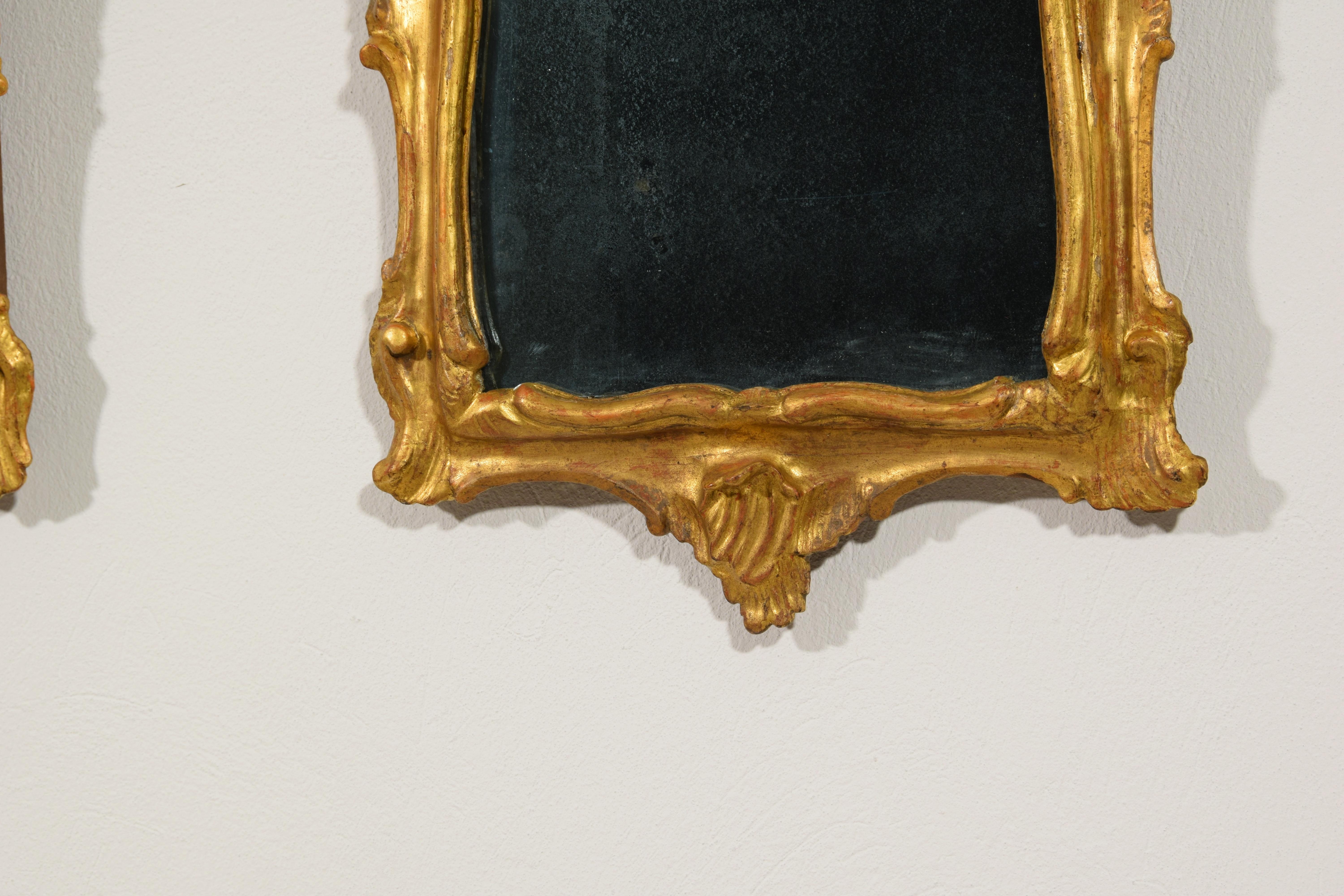 XVIIIe siècle, Paire de miroirs vénitiens Louis XV en bois sculpté et doré en vente 5